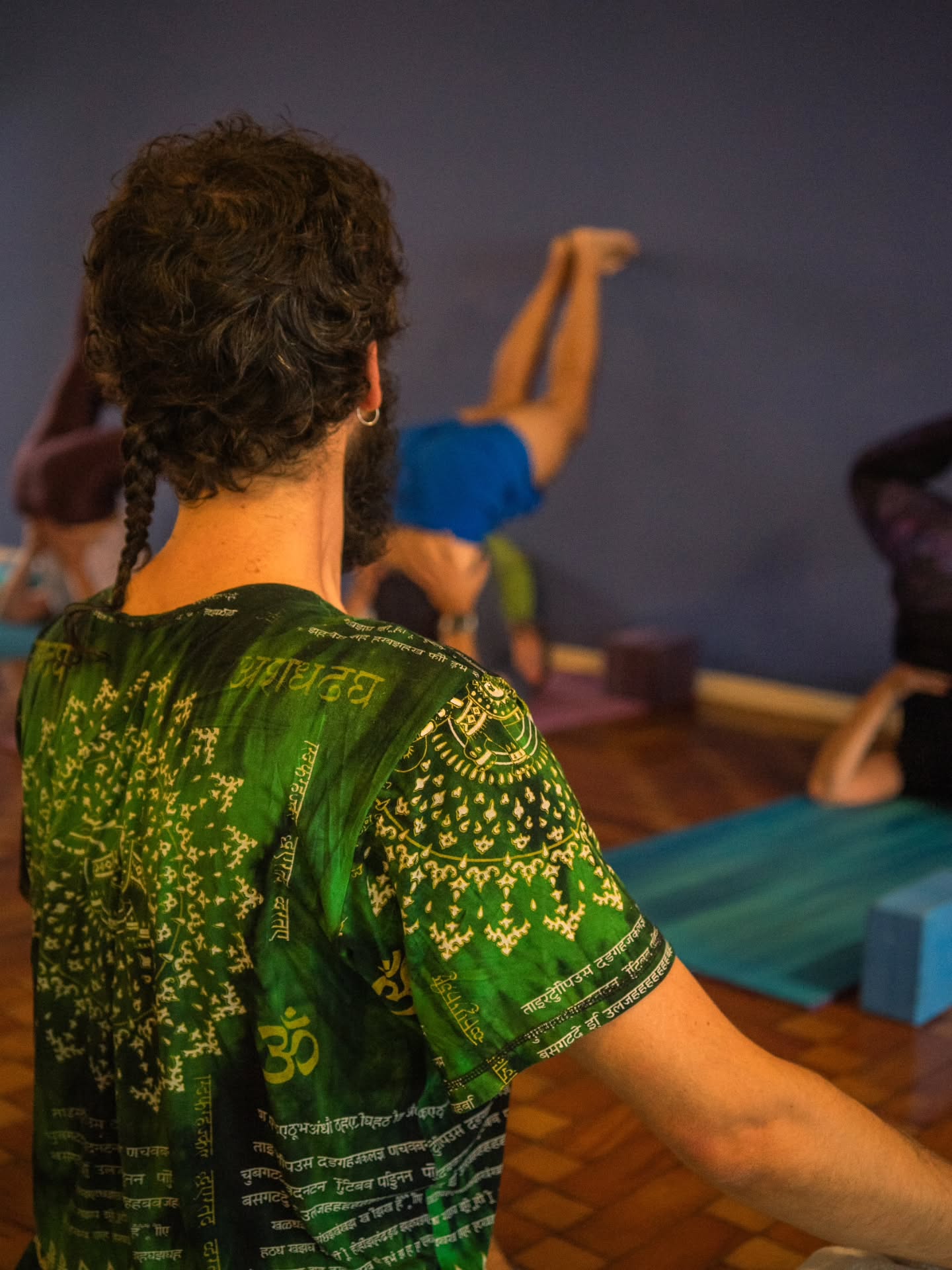 Captando os detalhes do sadhana diário: cada gesto, cada fio de respiração, cada minúcia da prática é um espelho do infinito em nós.
Olhar por @bruna.cea