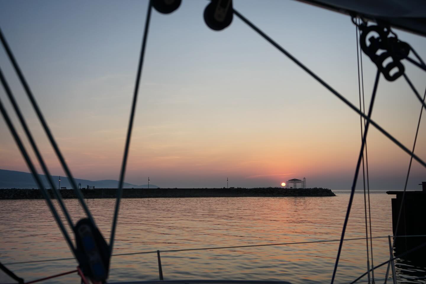 La belle saison achève, les journées raccourcissent et la fraîcheur s’installe pour laisser place aux couleurs.
Nos excursions continuent jusqu’à la fin du mois de septembre et notre Mélaudine offre un des meilleurs panorama de la région pour en admirer toute la beauté.
Réservez votre excursion sans tarder 👉🏻 vladaventure.com