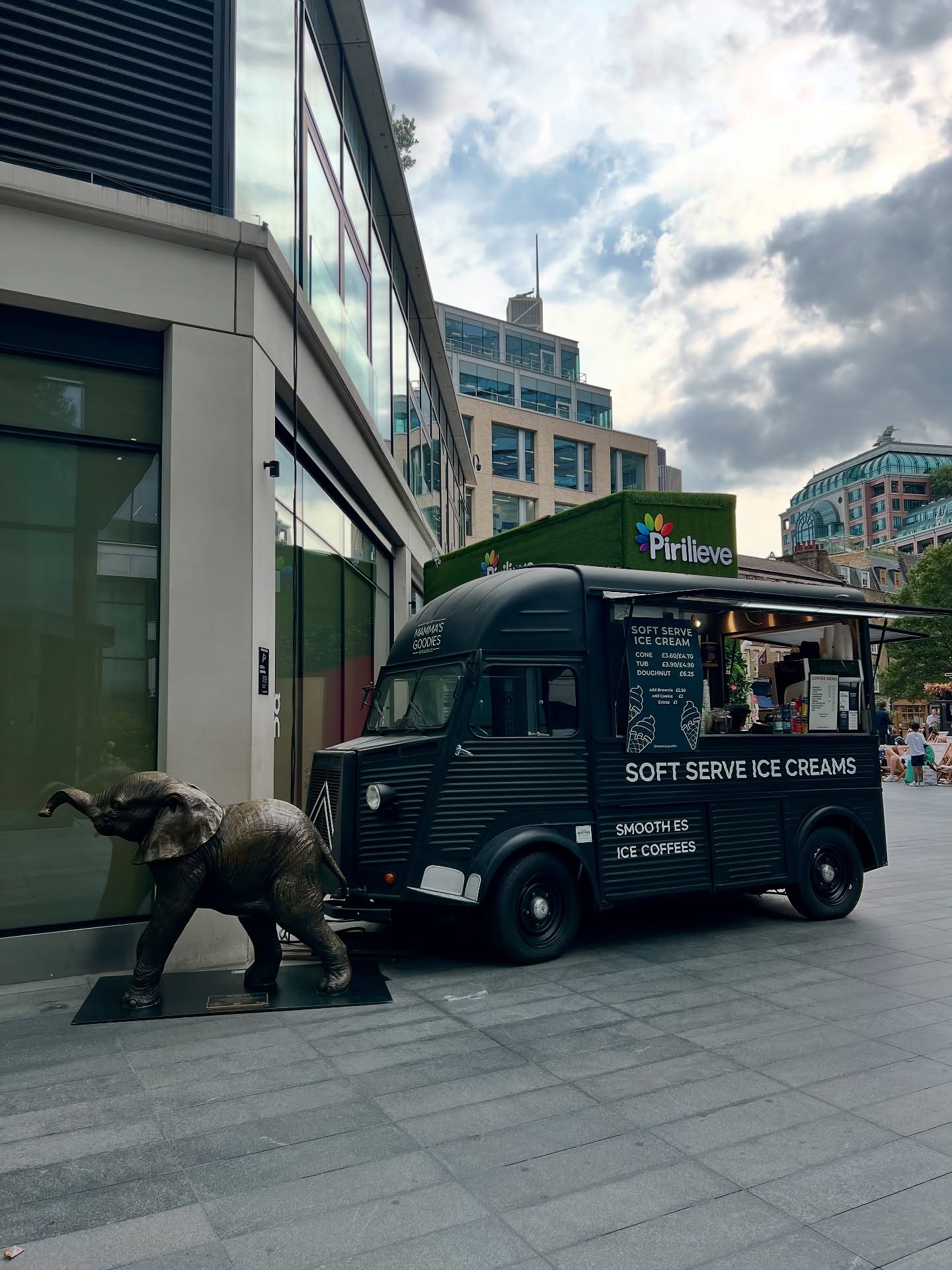 New spot, same goodness! 🍦 Find our soft service truck at the corner of Spitalfields — serving up the creamiest pistachio ice cream, refreshing smoothies, and coffee that hits just right.
#MammasGoodies #SoftService #PistachioIceCream #SmoothieTime #SpitalfieldsMarket #FeelGoodFood #CoffeeLovers #LondonEats #SummerTreats