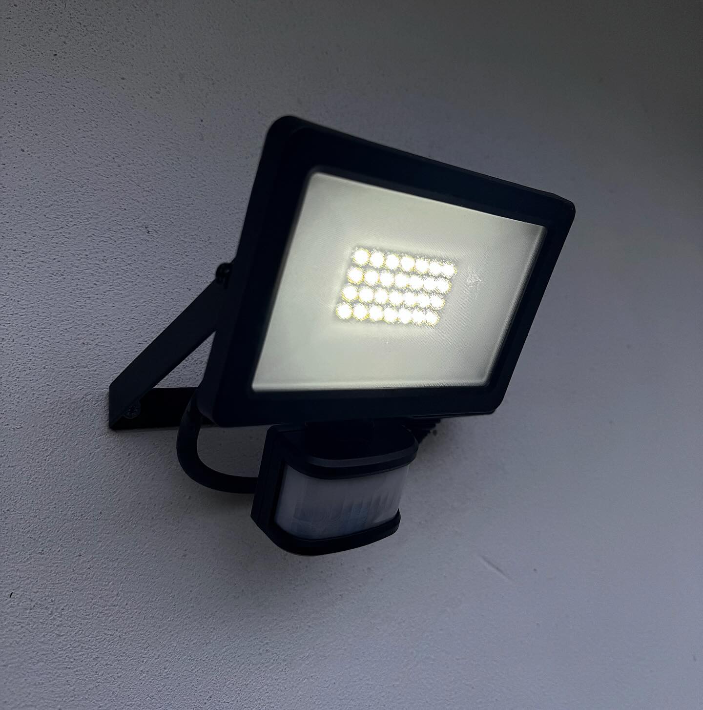 🙌🏼 Another satisfied customer!
✅ Security Lights - Wired & Fitted.
✅ Intruder Alarm
✅ Ring Doorbell
Secure your home or business with us today:
📞 07480 669235
📧 info@safearsolutions.co.uk