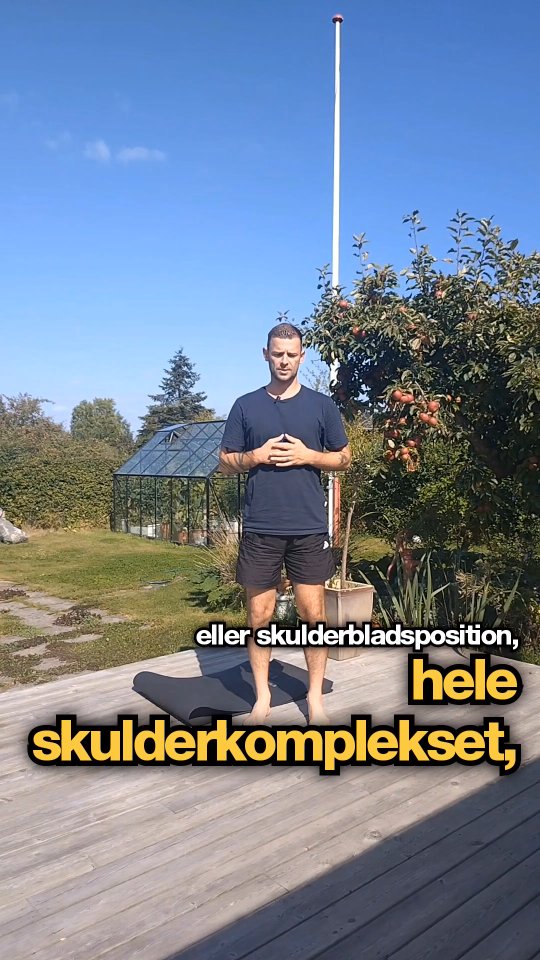 ✨ Først vil jeg sige tusind tak for jeres input til mit oplæg i min story!
Jeg elsker at dele viden og brugbare ressourcer med jer 🙌
Der kommer meget mere !
💡 Hvordan kan vi arbejde med vores scapula-position, hvis den ene side sidder højere end den anden?
Der kan være flere årsager til dette.
👉 Men en af de mest oversete grunde arbejder vi med i denne reel!
✅ Ved at bruge denne øvelse over tid kan du opnå:
En mere afbalanceret position af brystkasse og scapula 🦴
Bedre kropsbevidsthed 🧘
Dybere og mere effektiv vejrtrækning 🌬️
Større rotationskapacitet 🔄
Bedre kropspositionering 💪
Færre gener og symptomer ✨
🎥 Følg instruktionerne i videoen.
⚡ Brug øvelsen som beskrevet, inden du går i gang med dine andre øvelser.
👉 Del endelig med mig, hvad det giver dig – jeg vil rigtig gerne høre jeres erfaringer 💬😊
#biomekanik #funktioneltræning #biofeedback #holisticcoaching #skulder #performance #smertefri #breathing #koordination #københavn #balance #posture #holdning #nervesystemet #viralreels