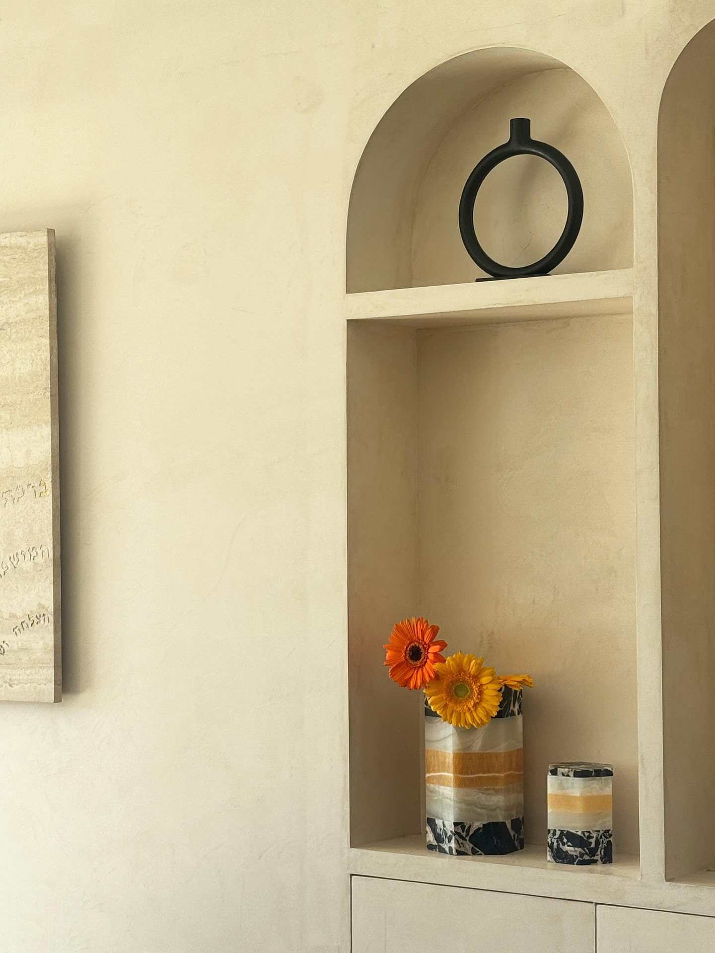 ✨ Mise en lumière par l’œil raffiné de l’architecte Meryl Abitbol.
Nos vases aux accents orange apportent chaleur et énergie à vos intérieurs – disponibles dès maintenant en stock. 🍊🌼
@noir.lumiere.architecture