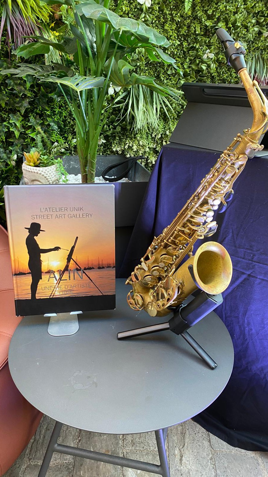 🎥 Retour en images sur la belle soirée organisée par CM Prestige Management @cmprestigemanagement à la galerie ✨
Un grand merci à Alin @alin_artiste pour ce live toujours exceptionnel, qui fait vibrer l’art et le public 💫
🎥 A look back at the beautiful evening organized by CM Prestige Management at the gallery ✨
Many thanks to Alin for his always outstanding live performance, bringing art and people together 💫
#ArtGallery #SaintTropez #SoiréePrivée #BelleSoirée #CMPresigeManagement #PopArt #LuxuryLifestyle #ALIN #LiveArt #ArtLovers #AtelierUnik