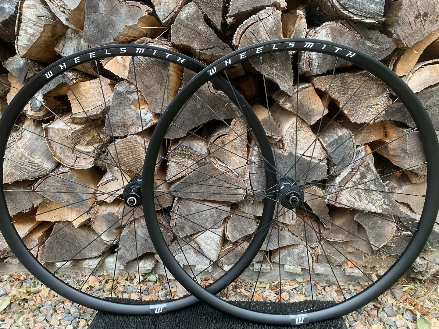 The least expensive in our range and also the most adaptable. The “General Practitioner” has a 28mm wide rim and can cover road, gravel, CX and XC duties in reliable comfort. This set has QR axles for an older style disc frame.
@dtswiss @sapimspokes