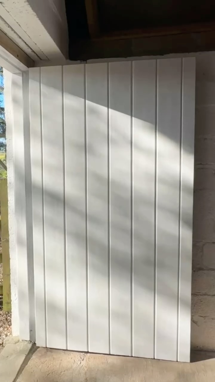 The studio door’s having its moment 📸 kissed by the countryside sun 😙
#BeforeAndAfter #StudioMakeover #DoorTransformation #CreativeSpace #InteriorInspo #furniture #furnitureflip #interiordesign #furniturerestoration #interior #decor #refurbishedfurniture #furniturepainter #chalkpaintedfurniture