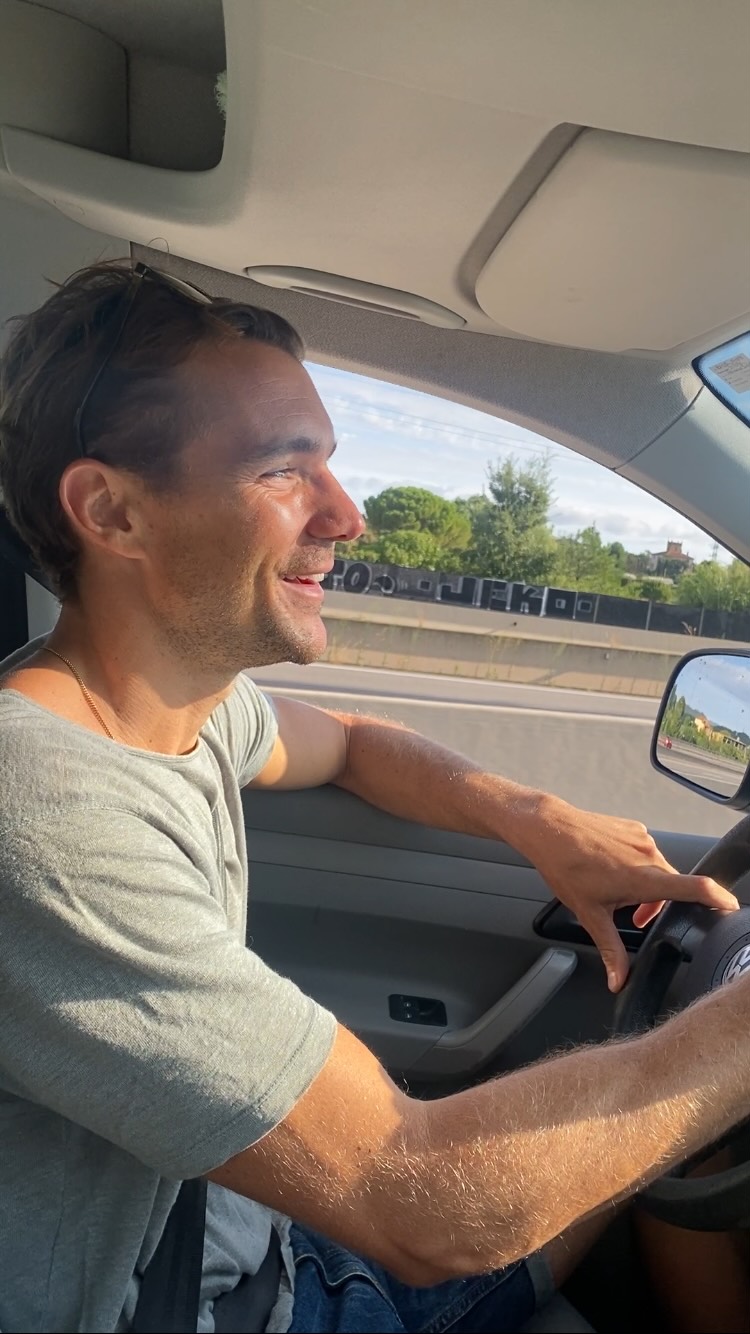 Acompanya'ns en la nostra última aventura...
El Narco és un gos mascle de 2️⃣ anys que presentava una lesió greu a una falange de l’extremitat anterior esquerra 🦴 que li causava molt dolor. A causa del seu caràcter agressiu i al seu tamnay als seus propietaris els resultava impossible portar-lo a la clínica, així que vam decidir anar-lo a buscar🚐.
El vam sedar de forma segura 💉, garantint el mínim estrès possible tant per a ell com per als seus propietaris. Un cop estabilitzat, el traslladavem a la clínica 🏥, on vam realitzar la intervenció quirúrgica necessària ✂️ per resoldre la lesió i evitar complicacions futures.
El postoperatori va evolucionar favorablement, sense incidències, i el mateix matí el tornavem a casa🏡 per recuperar-se tranquil.
Al control dels 🔟 dies, la ferida ja mostrava una cicatrització gairebé completa ✅, i la funcionalitat de l’extremitat era òptima.
👉🏼📍 Al Bestiari oferim servei a domicili per a aquells casos on el trasllat és inviable o arriscat, ja sigui per motius mèdics o de maneig. Truca'ns al 📞938731585 per més info o al 📲 WhatsApp 610 185 799
#casclinic #veterinaris #bestiari #serveiadomicili #veterinaria #gossos #recuperacio #quiròfan #medicinaveterinaria #animals #cirurgiaveterinaria