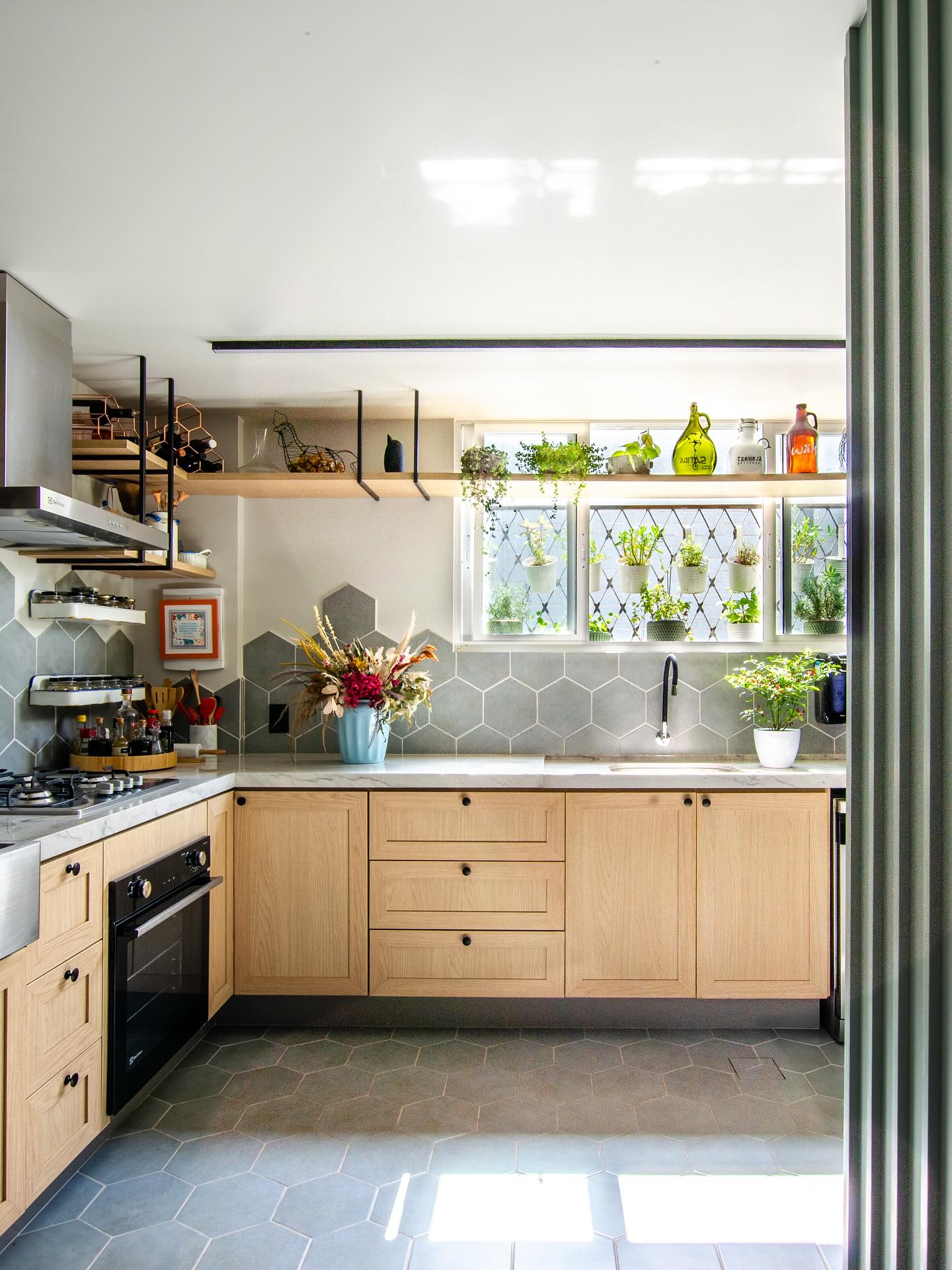 Uma cozinha prática e cheia de vida: cores, texturas, utensílios à mão, horta fresca na janela e o sol iluminando o dia a dia. Integrada à sala, ela convida a viver e compartilhar. 🌿☀️
📸 @paulabrant.fotografia
#CozinhaIntegrada #DesignDeInteriores #Arquitetura #CozinhaDosSonhos #Decoracao #EstiloDeVida #Interiores #CozinhaAconchegante #HortaEmCasa #LuzNatural