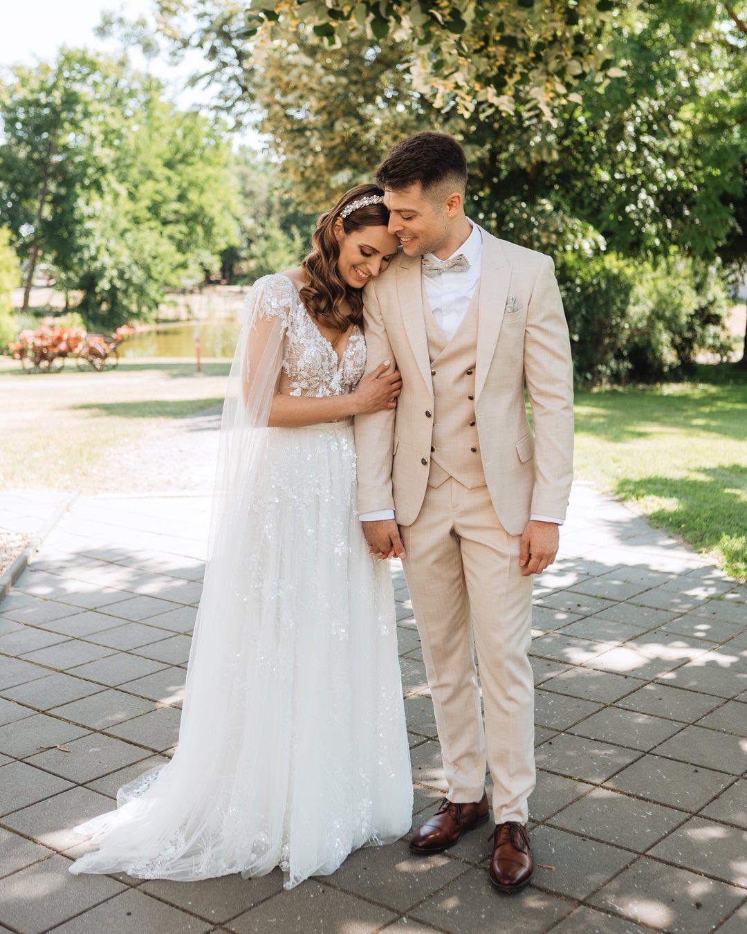 Blanka+Gergő🤍 from high school sweethearts to husband and wife🥹✨
Helyszín: @teglas_degenfeld_kastely
CM: @kormosrobertcm
Videó: @goodnews_pictures
Dj: @djones.eskuvo.hu
Ruha: @daalarnaofficial @droyce.budapest
Smink: @galgoczyvanda_makeupartist
Haj: @orsikaaszabo
Gyűrűk: @bojtiekszer
eskuvoi foto| eskuvoi fotos| eskuvoi fotozas| elegans eskuvo| modern eskuvo| daalarna menyasszony| daalarna ruha| degenfeld teglas