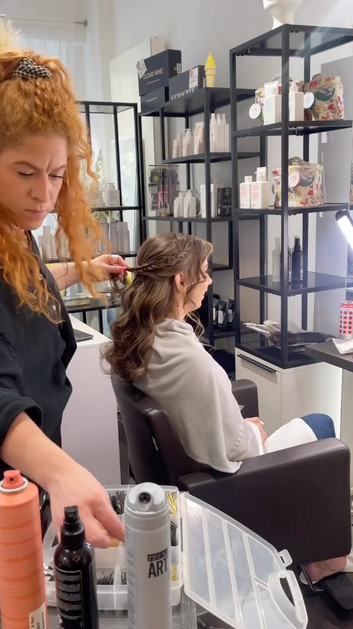 BRIDAL HAIR ✨ Watch me playing with hair
——
✨ Preise & Infos findest du auf www.beckerbeauty.de
Folge @beckerbeauty.de für mehr Inspiration & Einblicke hinter die Kulissen
💌 Fragen? Schreib mir einfach direkt per WhatsApp!
——
#friseurdüsseldorf #beckerbeauty #bridalhair #halfuphalfdown #romantichairstyle #flechtfrisur