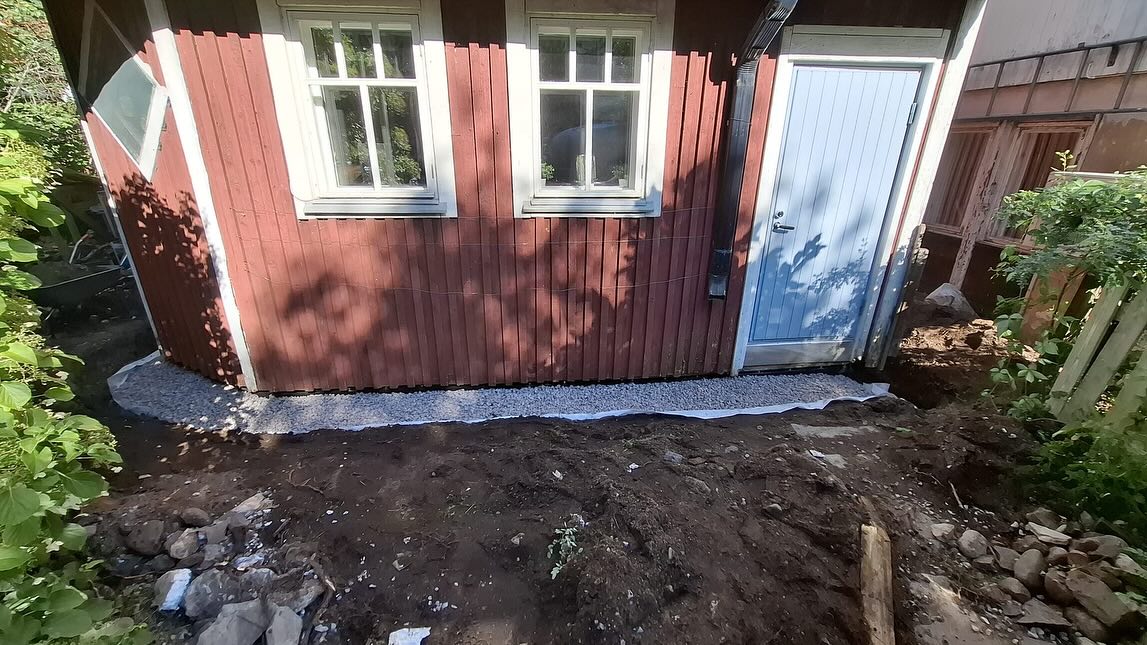 Tällä kertaa saatiin touhuta piharakennuksen kanssa. Rakennuksen ympäriltä kaivettiin vanhaa maata, ruusupuskat ym. pois. Ja kun mittausten jälkeen todettiin sokkelin olevan kuivaa anturaan asti, niin laitettiin patolevyt, suodatinkangas ja sepeliä. Lisäksi tuli uudet rännit. Pientä loppusiistimistä vielä ja kohti uusia seikkailuja 🏡