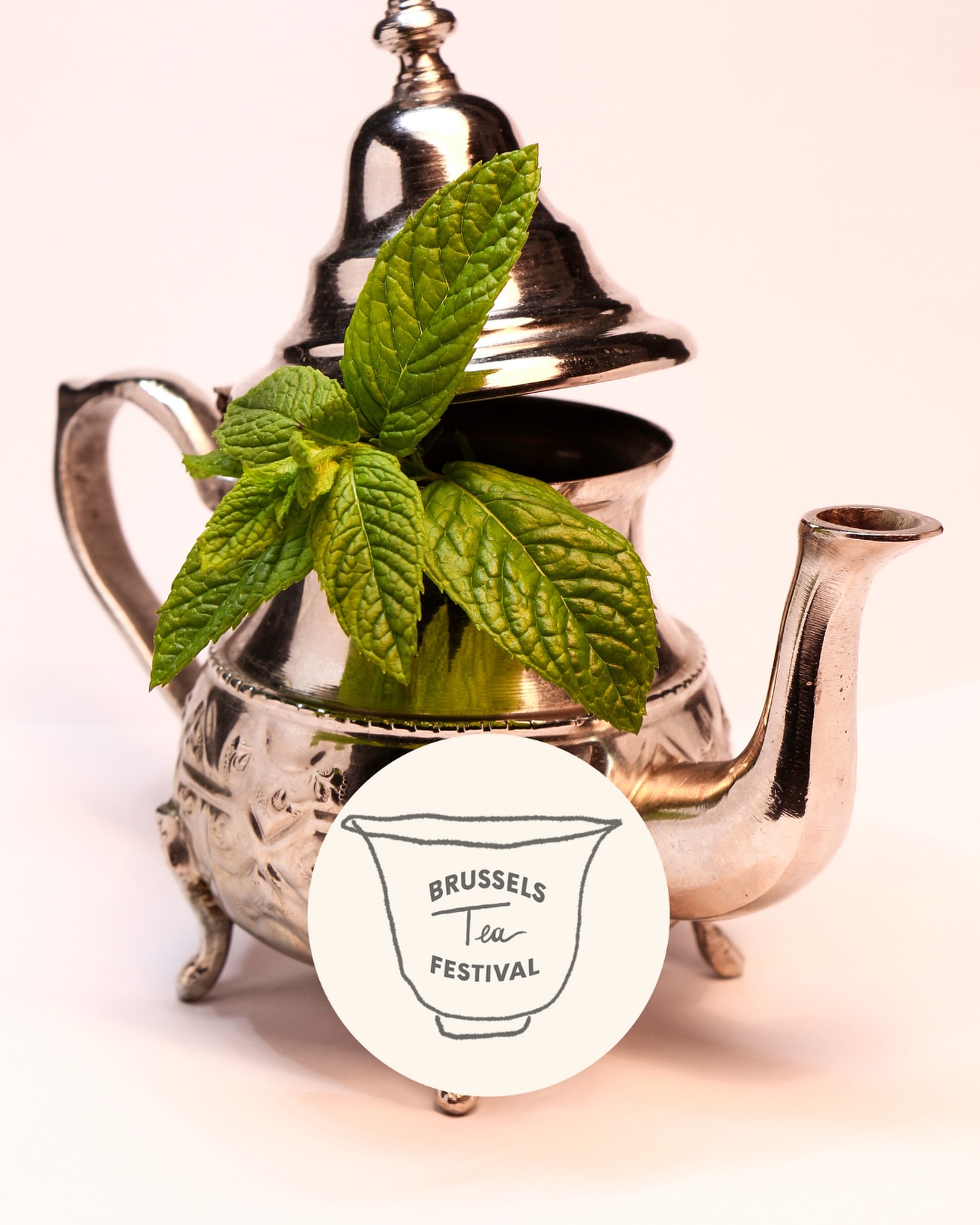 🇬🇧 Tea, a traveller without borders
Wherever it goes, tea adapts.
It travels across continents, embraces cultures, and inspires new rituals.
In Morocco, it’s brewed with fresh mint in a sculpted metal teapot and becomes a symbol of hospitality.
Elsewhere, it’s sipped in silence or shared around a fire.
At the Brussels Tea Festival®, we celebrate this unique ability of tea to create connection, to root itself in traditions, and to express much more than a taste — a way of living.
Every cup tells a story. And no two are the same.
And if Magritte had looked closely at a Moroccan tea set,
perhaps he would have said: “This is not a ritual. It’s an invitation.”
🗓️ Sunday, September 28, 2025
⏰ 10am – 6pm
📍 Flagey – Brussels
🎟️ Tickets available now on Flagey’s website (link in bio)
—
🇫🇷 Le thé, voyageur sans frontières
Partout où il passe, le thé s’adapte.
Il traverse les continents, épouse les cultures, inspire des gestes nouveaux.
Au Maroc, il se prépare avec de la menthe fraîche, dans une théière en métal sculpté, et devient un symbole d’hospitalité.
Ailleurs, il se boit en silence, ou se partage autour d’un feu.
Au Brussels Tea Festival®, nous célébrons cette capacité unique du thé à créer du lien, à s’ancrer dans des rituels, et à transmettre bien plus qu’un goût : un art de vivre.
Chaque tasse raconte une histoire. Et aucune ne se ressemble.
Et si Magritte avait observé un service à thé marocain, il aurait peut-être dit : « Ceci n’est pas un rituel. C’est une invitation. »
🗓️ Dimanche 28 septembre 2025
⏰ 10h – 18h
📍 Flagey – Bruxelles
🎟️ Billetterie disponible sur le site de Flagey (lien en bio)
#BrusselsTeaFestival #CeciNestPasUnFestival #EspritMagritte #BTF2025 #Flagey #ThisIsNotAFestival #SpiritOfMagritte #brusselsteafestival®
