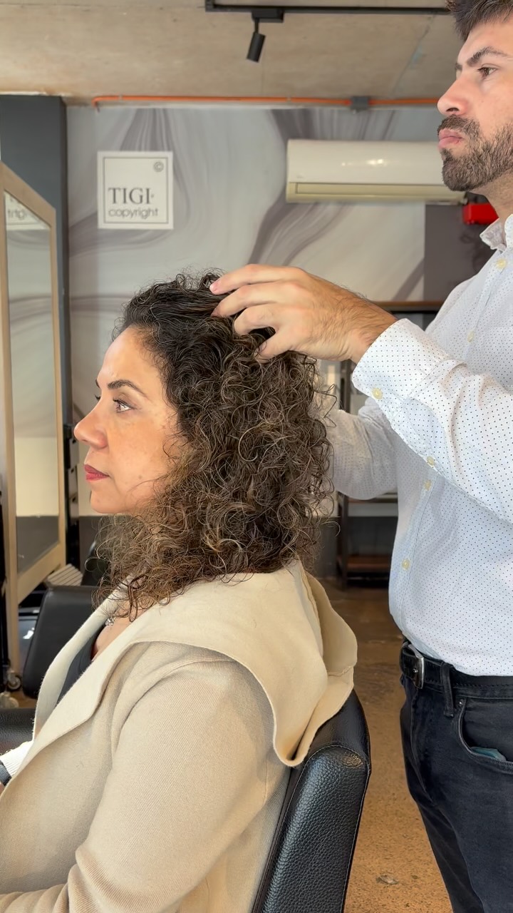 Que levante la mano l@s que se cortan con Ale 😁 ✋🏽
Si quieres un corte asesorado por él, escríbenos o agenda directamente por nuestra página web✨