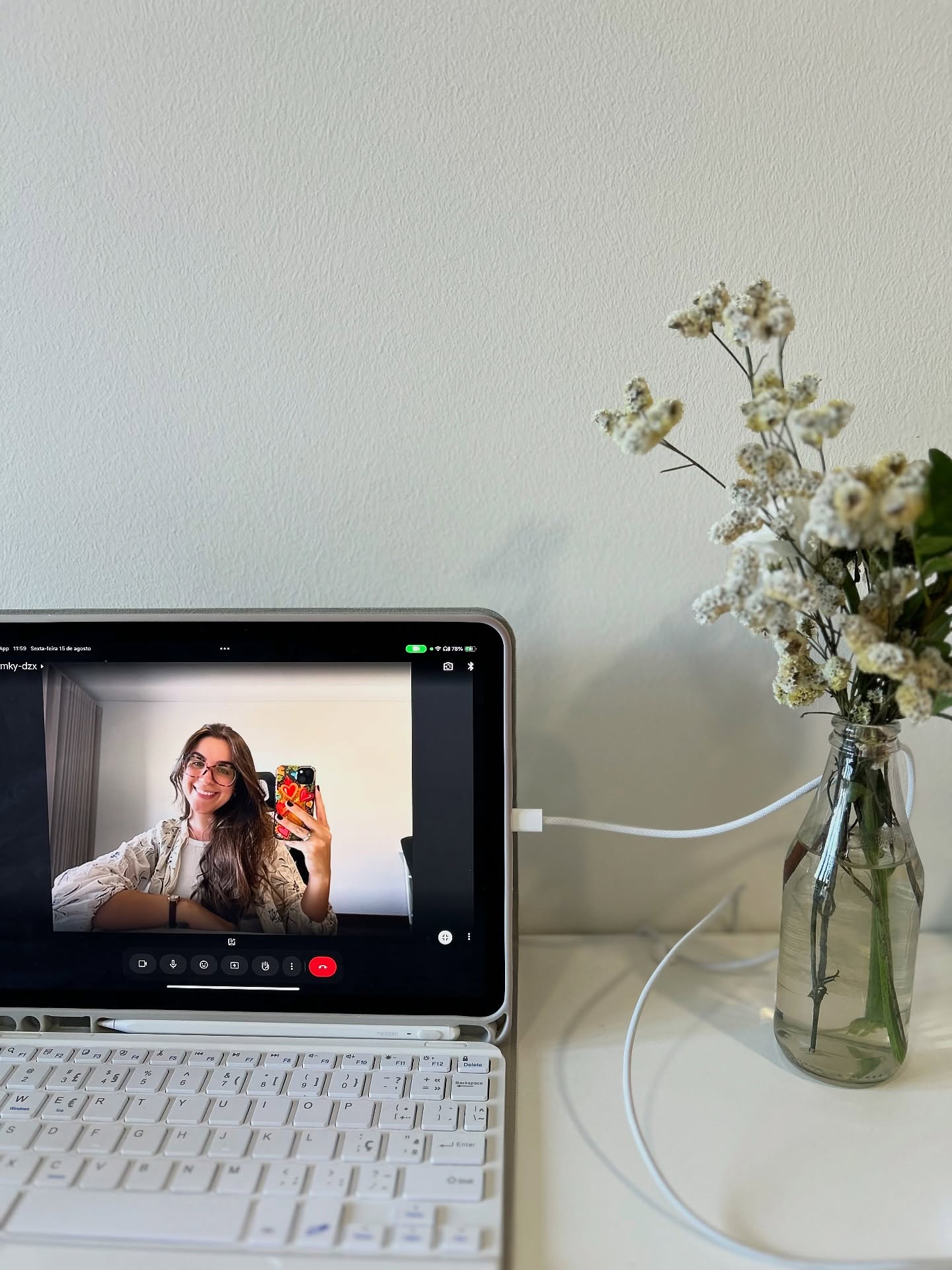 Notas sobre ser psicóloga:
- “Poucos momentos me parecem mais sagrados do que receber uma história de alguém.”
- “…o fator mais importante no sucesso do seu tratamento é seu relacionamento com o terapeuta, sua experiência de “se sentir percebida”. Isso tem mais importância do que a formação do profissional, o tipo de terapia que ele faz, ou o tipo de problema que você tem.”