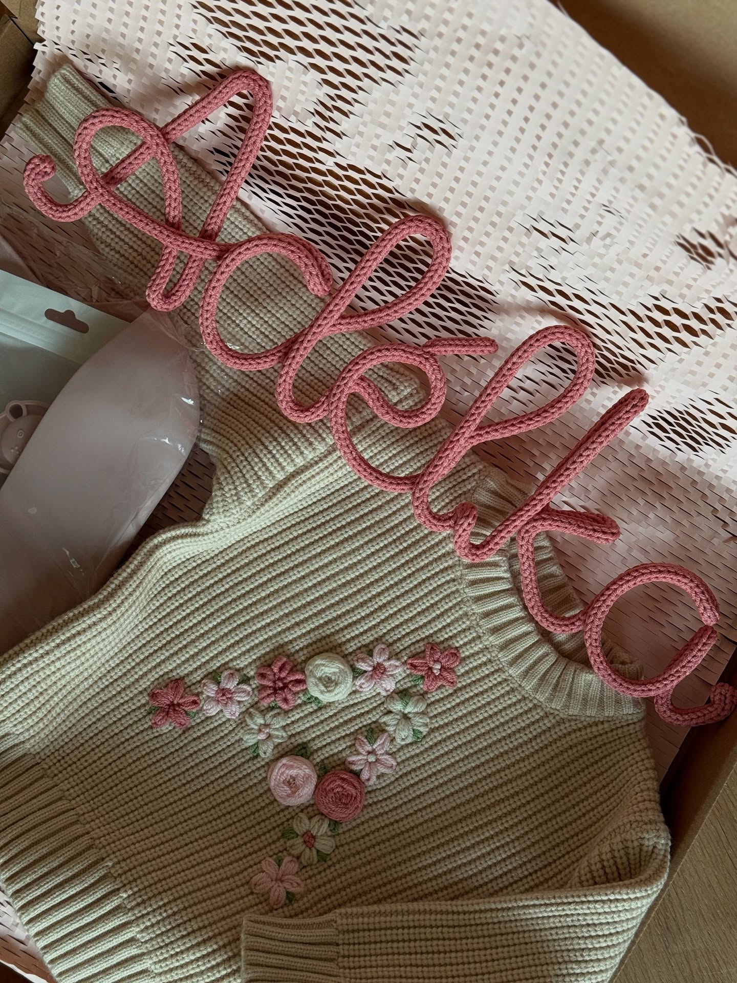 Není to jen svetřík a dekorace pro vaši holčičku. Je to vzpomínka, kterou si jednou schováte do krabičky pokladů a ukážete jí za mnoho let.✨🥹