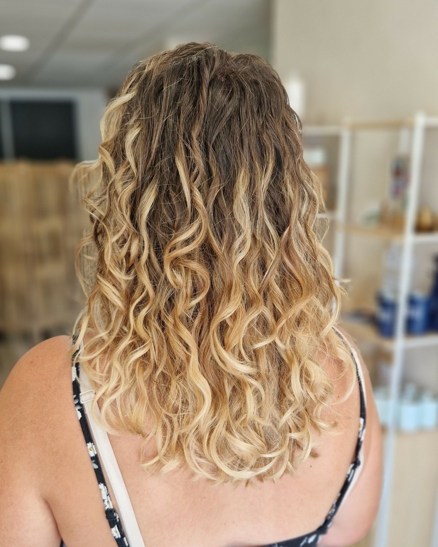 Quelle métamorphose ! 😍
On redonne aux ondulations toute leur place avec une coupe qui booste le volume et la définition.
Résultat : des cheveux légers, dynamiques et pleins de vie 🌿