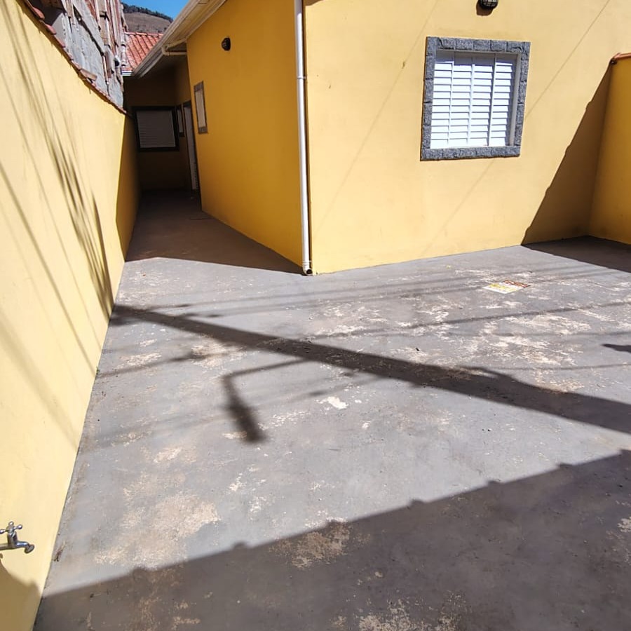 EXELENTE CASA PARA ALUGAR COM 2 QUARTOS (SENDO UMA SUÍTE) EM DELFIM MOREIRA.
Em busca de um lugar confortável para chamar de seu? Temos a casa perfeita para você!
Esta casa charmosa e funcional oferece tudo o que você precisa para viver com conforto e praticidade. Conta com 2 quartos, sendo uma aconchegante suíte, perfeita para seus momentos de descanso.
A sala de estar é espaçosa, ideal para relaxar ou receber amigos e familiares. A cozinha é bem distribuída, facilitando o preparo das refeições. O imóvel também possui um banheiro social e uma área de serviço prática.
Para sua comodidade, a casa oferece uma garagem com capacidade para 2 carros, garantindo segurança e tranquilidade.
Detalhes da casa:
2 quartos (1 suíte)
Sala de estar
Cozinha
Banheiro social
Área de serviço
Garagem para 2 carros
Esta é a oportunidade de encontrar um lar que une funcionalidade e conforto.
Entre em contato para agendar uma visita e conhecer seu novo lar!