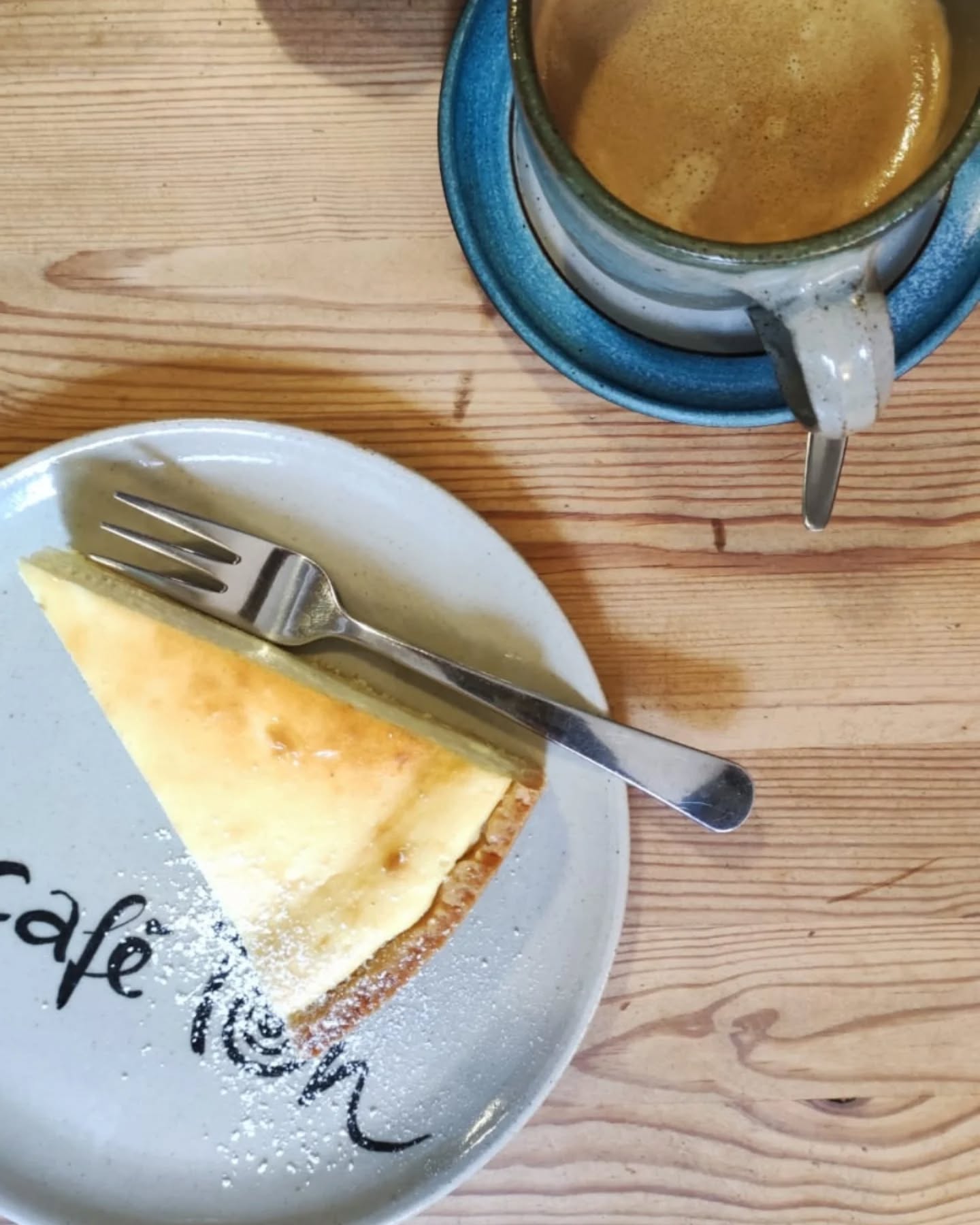 ❤️ Käsekuchen!
❤️ Bei uns im café Ton gibt es jedes Wochenende ein wechselndes Angebot hausgebackener Kuchen und besten Barista-Kaffee!
☕ Die Öffnungszeiten & Veranstaltungen für den laufenden Monat findet Ihr
im Highlight "Aktuelles" hier auf Instagram und auf unserer website (link in der Bio).
Wir freuen uns auf euch! ❤️
#caféton #fabrikschleichach #keramikwerkstatt
#kaffeeliebe #kaffee #barista
#kuchenliebe #kuchen #cheesecake