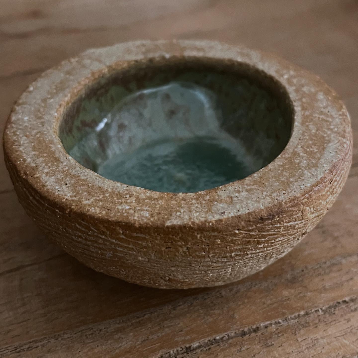 Even more hand built ceramics finding their way into Figgy Cottage. This time a little crank bowl with a turquoise glaze inside. Even though it’s only small, the heavy crank clay gives it a lovely weight.
#figgycottage #figgycottagestives #happystaysbythesea #itsthelittlethings #handmadeceramics #crankclay