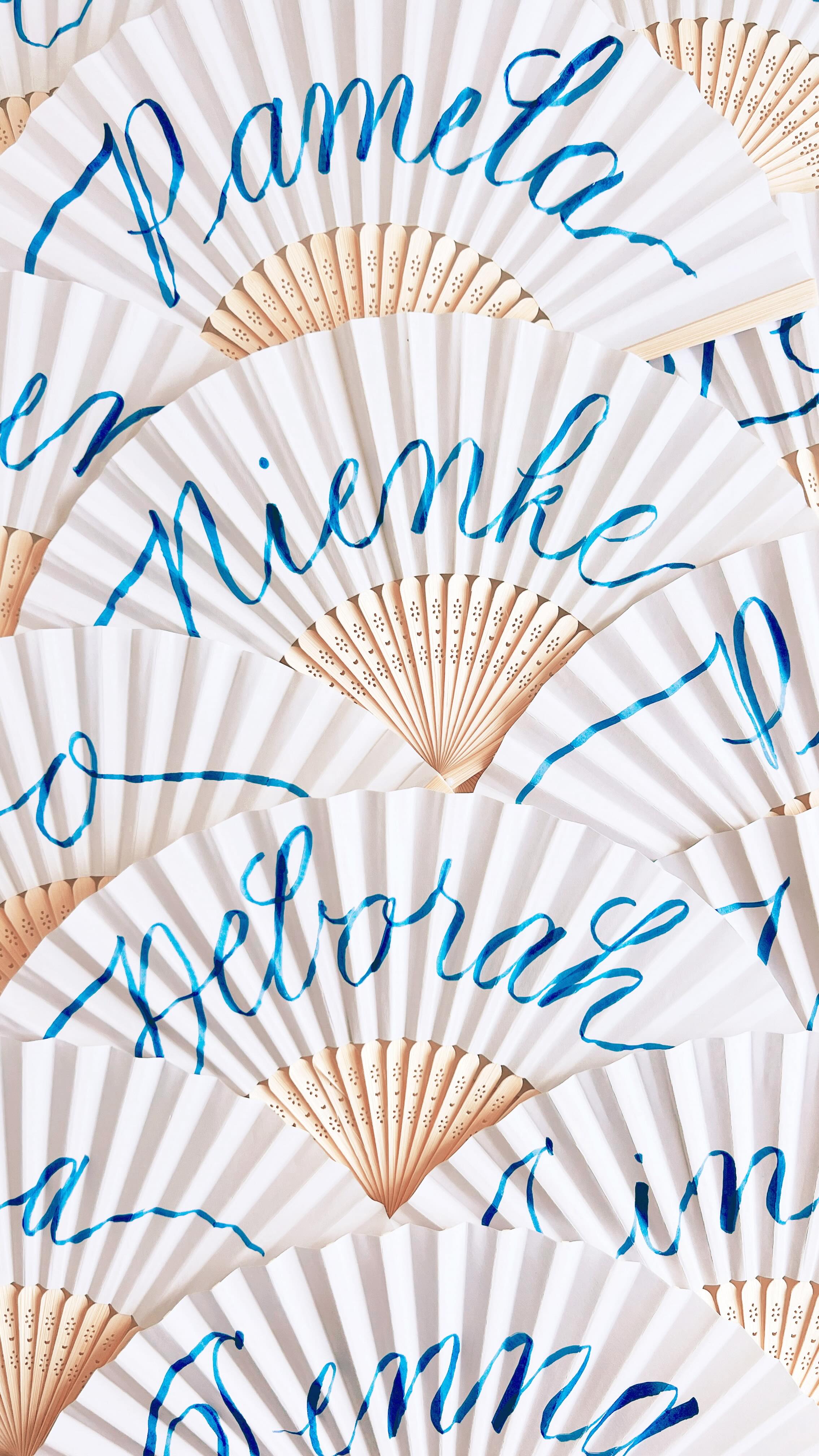 If only I could write this fast in real life 🤔
Fans are tricky to write on, but the result is always worth it. Calligraphy fans instead of name cards? Yes, please!
#Calligraphy #calligraphyletters #weddingcalligraphy #weddingcalligrapher #nibtique #copperplatecalligraphy #namecards #placecards #tafelstyling #kalligrafie #kalligraferen #bruiloftstyling #paperfans #waaiers #ecolinebrushpen #brushpencalligraphy #brushletteringvideo #calligraphyvideo