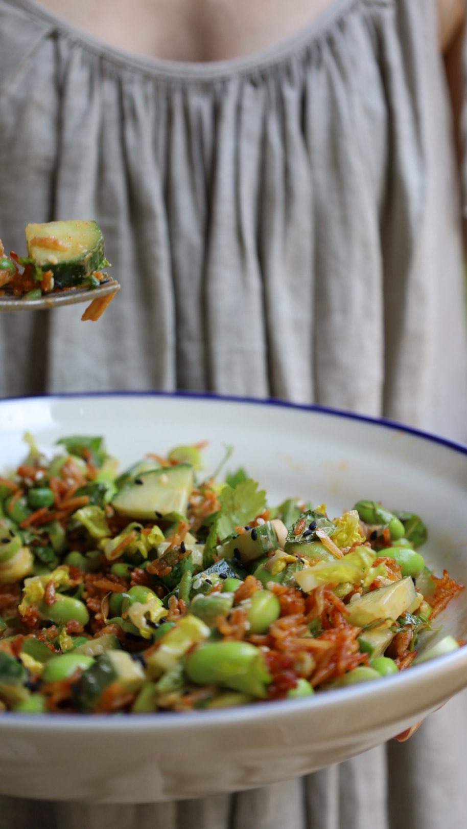 Crispy Gochujang Rice Salad. A favourite in our home!
Spicy, crispy rice served with fresh herbs, edamame, peas, avocado, cucumber and a rich, ginger tahini dressing 😮💨 So delicious!
The recipe is fresh on my blog ✨
#crispyrice #viralrecipe #tahinidressing #foodblogger #veganerezepte #gesunderezepte #foodreels