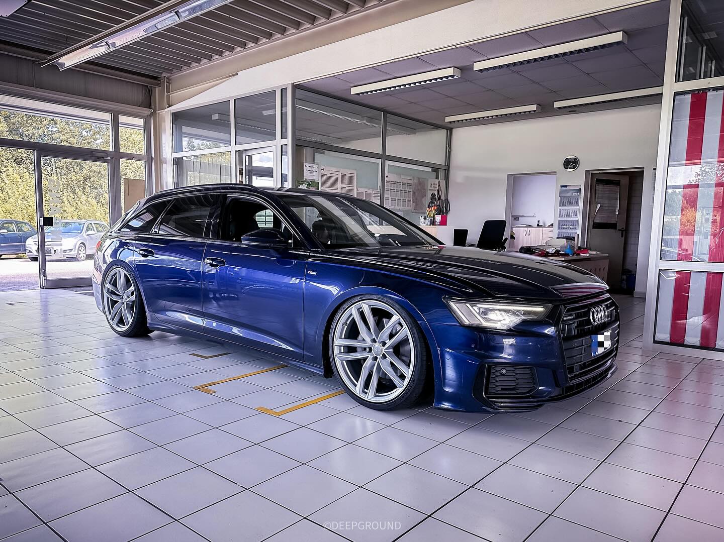 Bei diesem schönen Audi A6 haben wir das Luftfahrwerk mittels einem ASC Modul tiefergelegt. Desweiteren haben wir die Innenraumleisten mit glänzender Carbonfolie foliert und anschließend die Audi Embleme gegen Schwarze getauscht.
Das ASC Modul ist natürlich von @electronicworks.de und bei uns auch für andere Modelle mit serienmäßig verbautem Luftfahrwerk erhältlich. Gerne kümmern wir uns auch um dein Fahrzeug und wickeln auch den Einbau gleich mit ab. Also ganz unkompliziert das Auto hinstellen und um den Rest kümmern wir uns. 😊
Danke für dein Vertrauen! 😋
___________________________________________________ #deepground #s6 #audis6 #wrappedcars #turbo #tint #window #windowtint #black #solarscreenwindowfilm #carporn #cars #wrapped #audi #wrappedworld #folierung #audipty #teamle #motorsport #avery #low #bagged #audibestpicture #stancenation #perfection #audilove #insta #instagood #follow #picoftheday