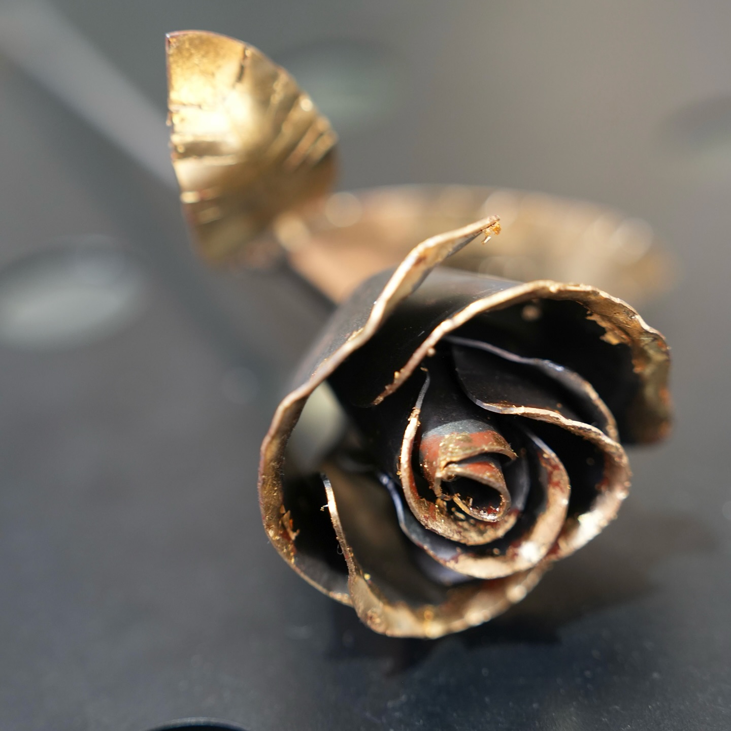 Allgäuer Festwoche 2025 ✨
Im Handwerkerzelt war jeden Tag richtig viel los – vom Schmieden unserer Stahlrosen bis hin zum kleinen Gewinnspiel am Sonntag. 💪🌹
Highlight: Die letzte, goldene Stahlrose ging an die Stadt Kempten – überreicht von meinem Freund und „unserem“ Kemptner Bachelor @dennis.gries. 🙌
📸 @stefanie.haid
Ein riesiges Dankeschön an alle Mitwirkenden – und ganz besonders an:
🙏 Josef Sigel, Kreishandwerksmeister
🙏 Gottfried Voigt, Geschäftsführer
🙏 Johannes Dillinger, Obermeister Metall-Innung Kempten – Oberallgäu
Handwerk lebt von Leidenschaft und Gemeinschaft. ❤️
#allgäuerfestwoche #handwerk #stahlbau #allgäu #metallbau