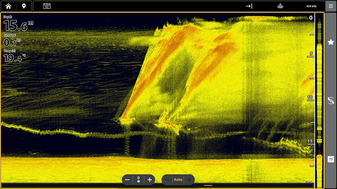 To dykkere som svømmer gjennom down imaging konen under en tur i forrige uke. Med down imaging får du en oval kone, veldig smal i lengderetningen, men bred ut til sidene (75 grader på Humminbird Mega 455khz). Den smale konen gjør det mulig å vise svært detaljerte bilder slik som her, hvor vi ser dykkeren med kropp, armer, bein og til og med svømmeføttene. Det røde feltet som stiger oppover i vannet er luftbobler som dykkeren puster ut. 😀👌🏻
.
.
.
#comstedtfishing #humminbirdfishing #megaimaging #humminbird #diving #marineelectronics #ekkolodd #sonar #dykking