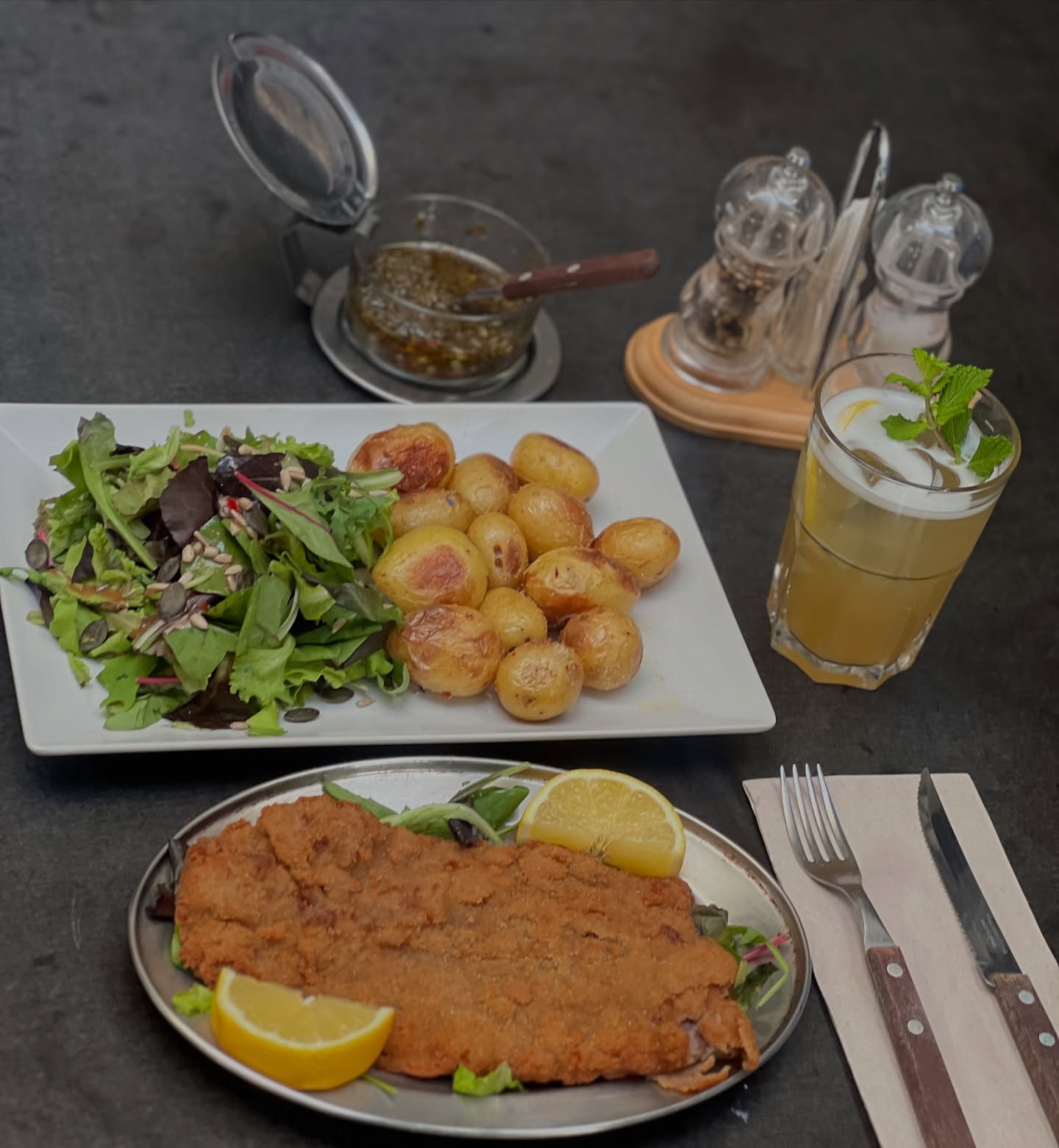 Neue Mittagsmenüs da! Milanesas, Empanadas, Sandwiches oder unsere leckeren Vegiteller - einfach herrlich! Mittagspause in Argentinien!
#lunch #chequelomo #lomito #empanadas #vegiteller #milanesas #choripanes #argentina #suiza #basel #basellove #basellunch #baselcity #baselinpictures