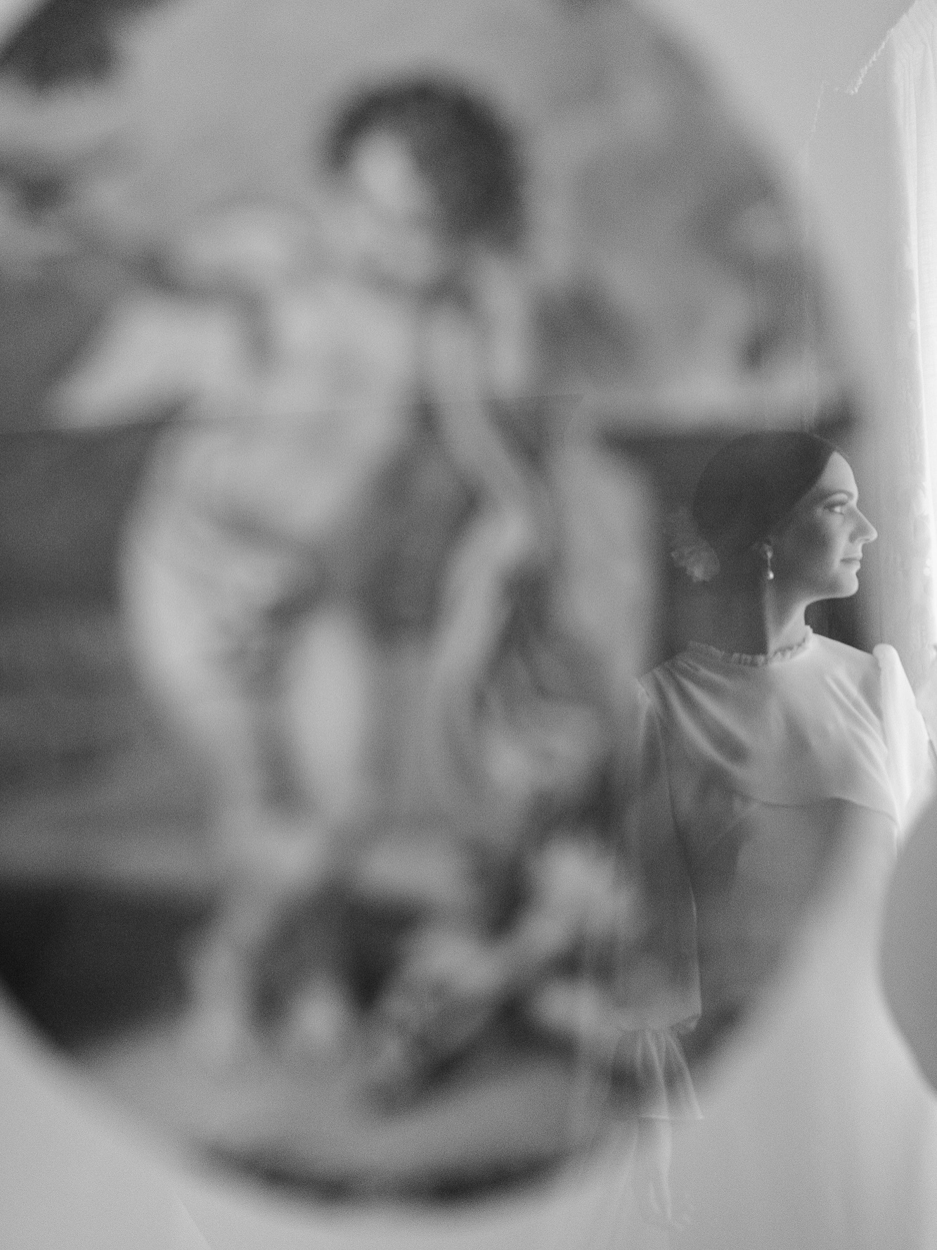 HOME - Fotografo en Jaén 18 El blanco y negro tiene algo especial: elimina lo superficial y nos deja con lo esencial… las emociones.
En cada retrato, en cada detalle, se esconde la fuerza y la delicadeza de una novia en su gran día. Sin artificios, solo verdad.
Porque una boda no se trata de poses, sino de momentos que permanecerán para siempre.
#bodaseditorial #fotografiabn #noviaselegantes #jaénbodas #fotografiadeboda #bodas2026 #detallesdenovia #blancoynegro #bodasinspo #fotografiadeautor