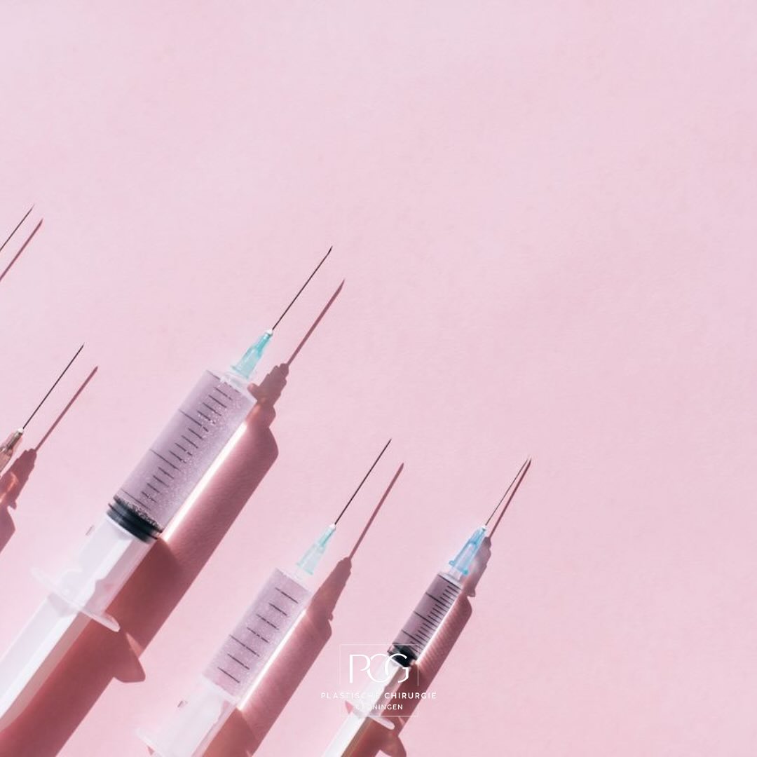 Botuline toxine zorgt ervoor dat de spierspanning vermindert of tijdelijk wordt ‘uitgeschakeld’. De spier zelf wordt niet aangetast, maar kan tijdelijk geen signaal meer ontvangen. De diepte van de rimpels en plooien in het gezicht wordt zo verminderd. Het effect van deze behandeling is tijdelijk, in het begin vaak 3 maanden, na herhaling zal dit langer worden: tot ongeveer 6 maanden.
Heeft u interesse of vragen betreft een injectables behandeling bij PCG? Neem dan gerust contact met ons op voor het inplannen van een afspraak!
📞: 050 - 211 04 96
💌: info@pcgroningen.nl