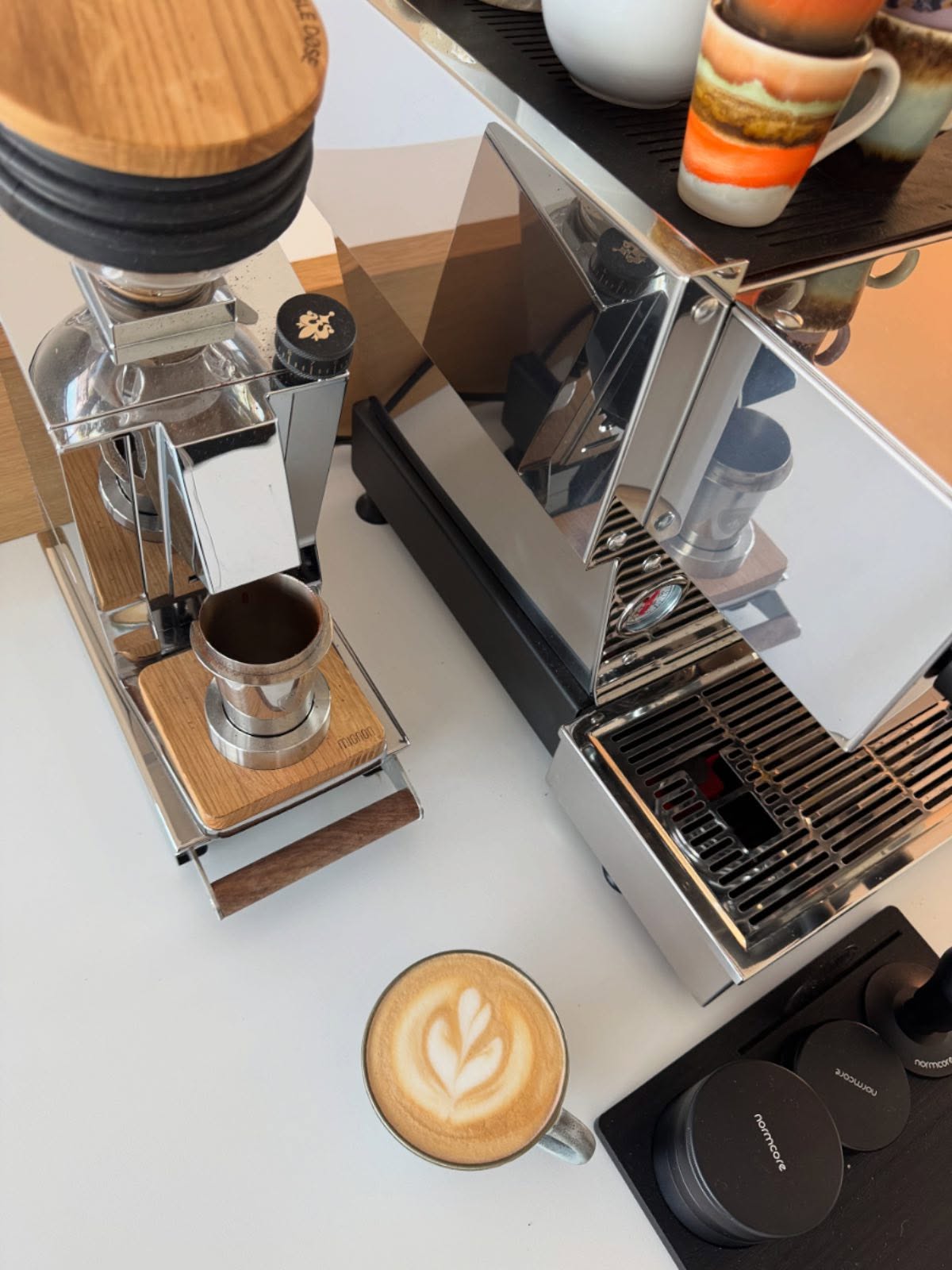 Zin in een gezellige koffieworkshop? ☕️
Ontdek het verhaal van koffie, leer alles over specialty coffee en ga zelf aan de slag: van het juist afstellen van je koffiemolen tot het opschuimen van silky milky melk én je eerste latte art.
👉 Tijdens de workshop werk je met de Sage Barista Express en krijg je alle tips & tricks om thuis je eigen barista te worden.
📅 Boek nu je plekje via www.barifina.be/workshops en til je koffieskills naar het volgende niveau!
#koffieworkshop #baristaskills #specialtycoffee #latteart #sagebaristaexpress #sage #coffeeworkshop #espresso #barifina