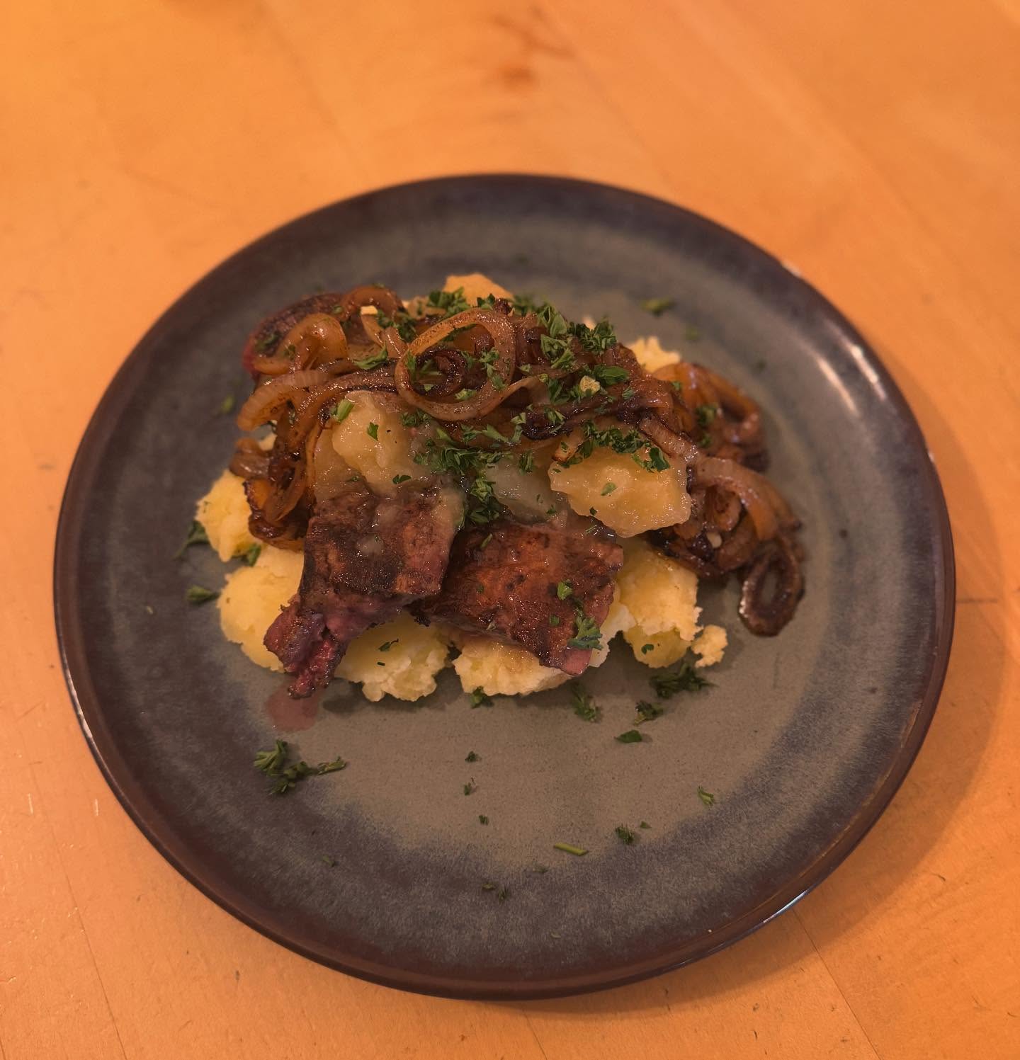 Kalbsleber „Berliener Art“☺️😋
gebratene Kalbsleber serviert mit Kartoffelpüree, Apfelkompott und Schmorzwiebeln.
#wirtshausspitz #gaffelkölsch #gaffel #köln #agnesvirtel #brauhaus #kölsch #bier #brauhausköln #restaurantköln #rausgegangen #germanbeer #colonia #cologne #gastronomie #gamescom #kalbsleber #tradition #liebenwir