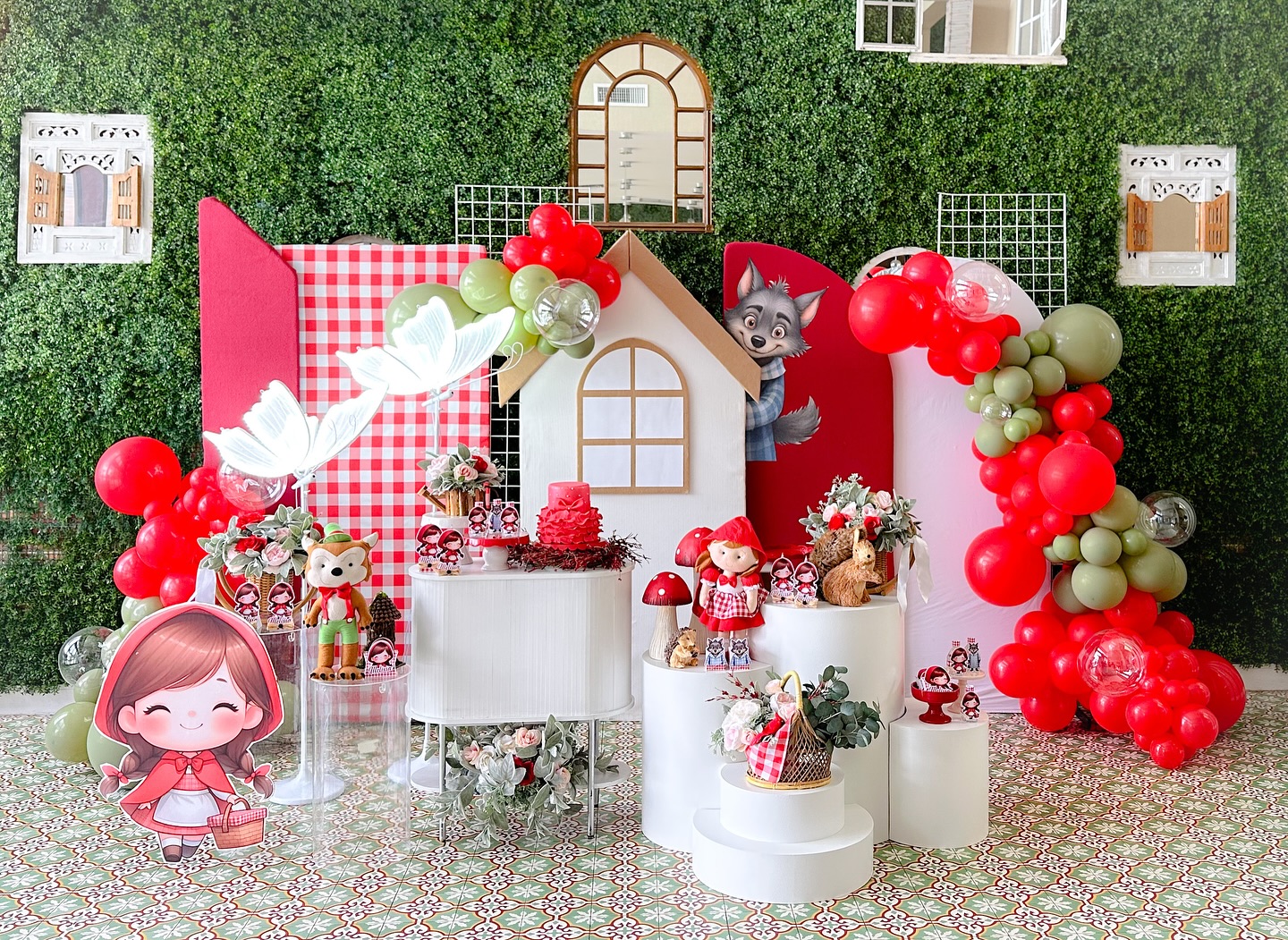 A cute Little Red Riding Hood decoration to celebrate Melissa’s 1st bday!!