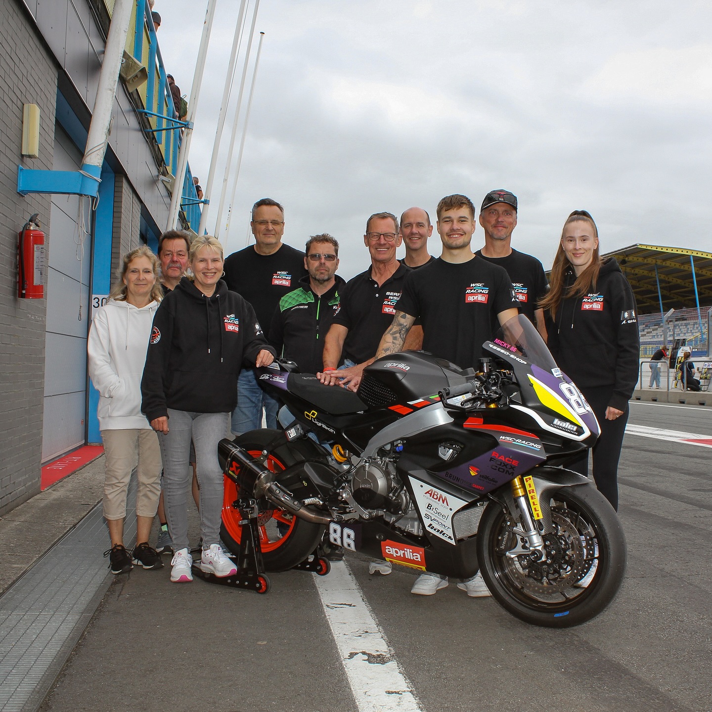 Recap Assen Rennen 2 🏁
Nachdem das Rennen wegen einsetzendem Regen durch die rote Flagge unterbrochen wurde, konnte Micky sich nach der Fortsetzung souverän ein paar Plätze nach vorne kämpfen.
After the race was interrupted by the red flag due to the onset of rain, Micky was able to confidently fight his way up several places place after the resumption.
#idm #idmassen #wscneuss #wscshop #wscracing #aprilia #apriliars660 #bearacer #mw86 #racing