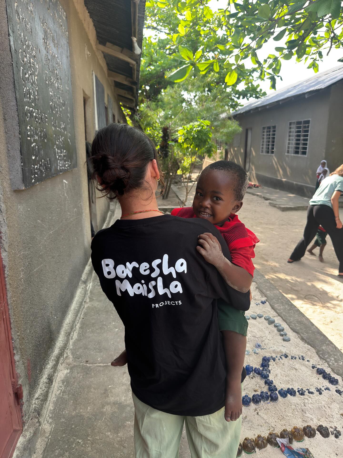 Our volunteers spent their day in school refurbishing the posters in each classroom and creating new ways to incorporate colours and numbers🔢🎨🌈
Now we have fun and engaging walls for the children to practise identifying each colour and recognising what objects are associated with said colour!🖍️
#colour #volunteer #school #classroom #numbers