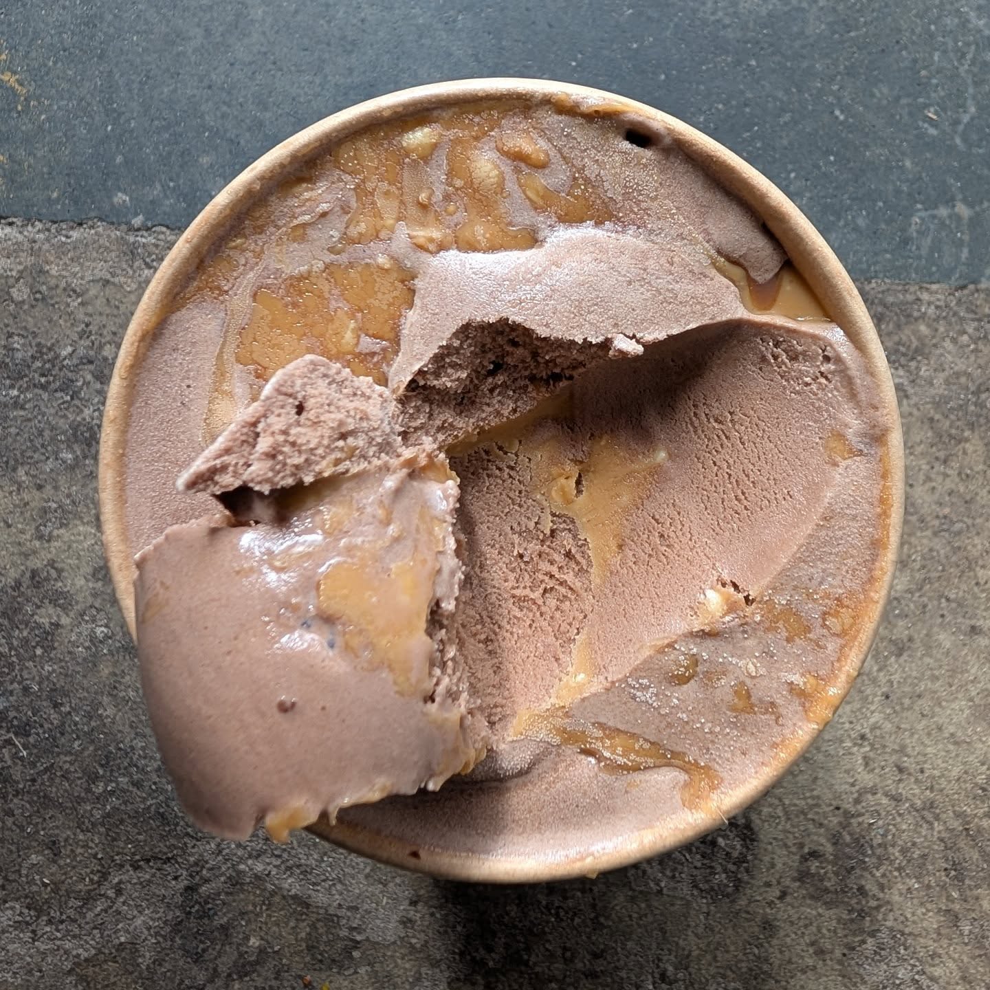 Chocolate Peanut Butter Chunk 🥜 A classic milk chocolate ice-cream with ripples and chunks of lightly salted peanut butter. Made in house under our brand @little.scoops, always 100% free from emulsifiers, additives, artificial flavors and gums 🤎 Available in 500ml tubs at both Clarkson & Willagee.
#slowdoughpizzas #littlescoops #naturalicecream #perthfood #perthicecream #smallbatch #artisanicecream