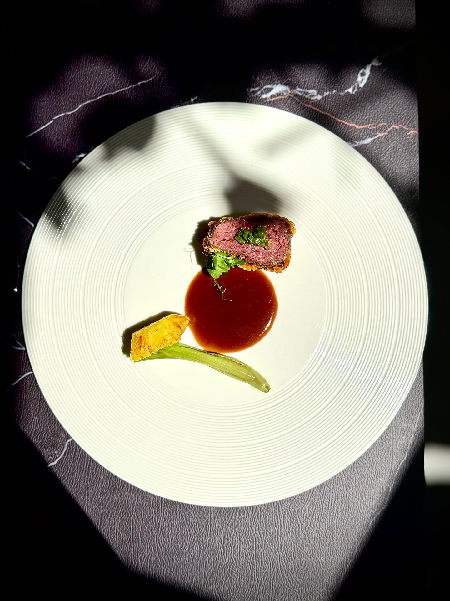 【 Crépuscule d’Ambre 】
Sous un manteau doré et croustillant ✨🍯 inspiré de la friture chinoise 🇨🇳🍳, le filet de bœuf 🥩 révèle une tendreté soyeuse 🤍, enveloppée par la profondeur d’un jus de bœuf au vin rouge 🍷🥘.
La douceur acidulée de l’ananas 🍍 se mêle à la fraîcheur aromatique du fenouil primeur 🌿, créant un contraste vif et harmonieux 🎶🌸.
Dans le nord de la Chine 🇨🇳❄️, cette période correspond aussi à la tradition de tiē qiū biāo 🍂📜 : à mesure que les journées se rafraîchissent 🌬️, on renforce le corps 💪🔥 en savourant des viandes tendres et des plats aux saveurs généreuses 🍲❤️.
📝 Reservation: www.bistrowu.com
#aix #aixmaville #aixenprovence #aixenpce #aixenprovencetourism #aixphotography #aixenprovencesortie #aixenprovence❤️ #aixoise #HauteCuisine #FoodArt #BeefLovers #CuisineFusion #FineDining #Epicurean #WineAndDine #AsianFusion #Gastronomie #Foodstagram #ArtOfPlating #SeasonalCuisine #GourmetExperience #ChefLife #InstaFood #foodiejourney