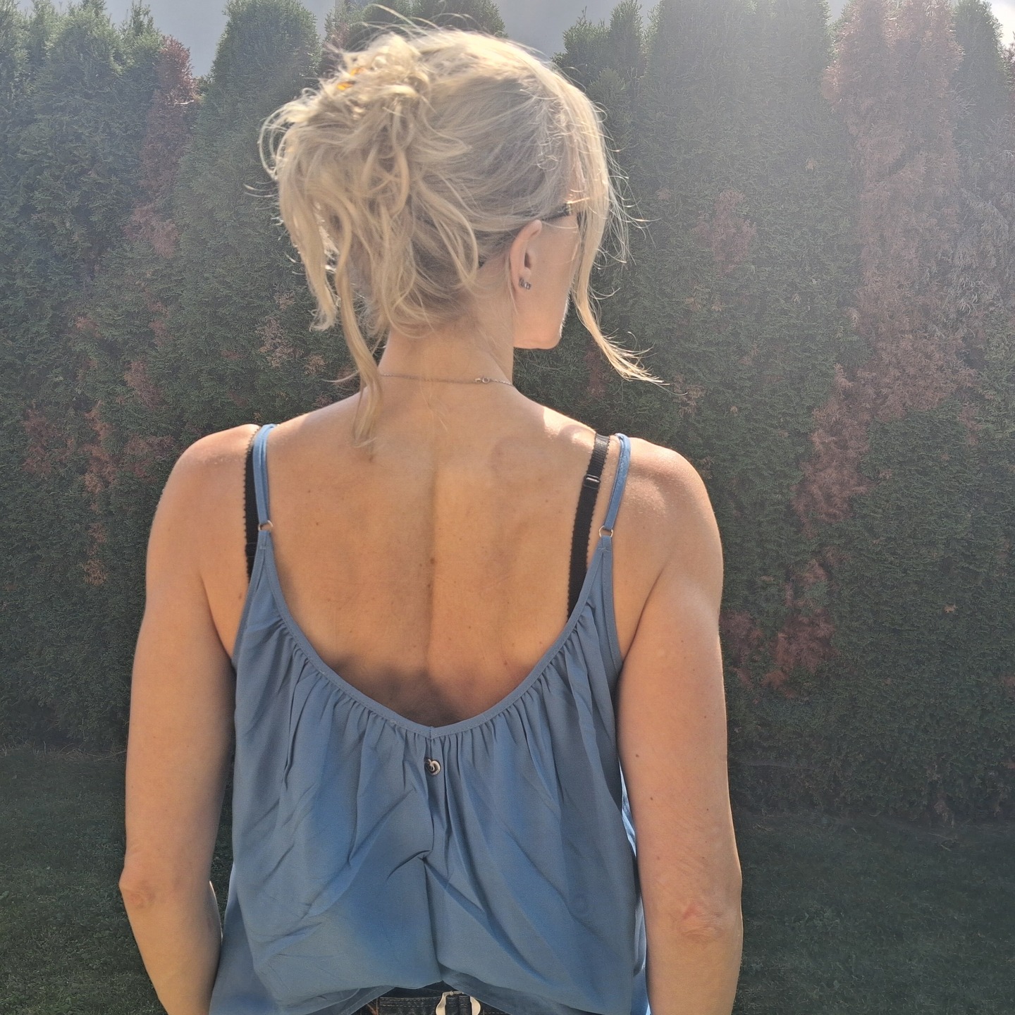 👉 Et si ce que tu crois être une erreur… était en fait le chemin dont tu avais besoin ?
Il y a quelques années, j’ai terminé un projet que je considérais comme un échec.
J’avais même écrit : « Je n’aurais jamais dû dire oui à ce projet. »
Aujourd’hui, je souris en relisant ces mots.
Ce projet m’a appris à poser mes premiers vrais « non », à écouter mes signaux internes et à choisir ce que je désirais vraiment.
Chaque décision, même inconfortable, m’a rapprochée de celle que je suis devenue.
👉 Ce n’était pas une erreur.
C’était le chemin.
💫 Et si tes « erreurs » passées étaient en réalité tes plus grands tournants ?
Et toi, quelle « erreur » passée pourrait bien être ton meilleur tournant ? 💫
#FitLeaderPro
#FemmesLeaders
#LeadershipFéminin
#RéussirAutrement
#SantéEtPerformance
#BienÊtreAuTravail
#ÉnergieFéminine
#ClartéEtÉquilibre
#VitalitéProfessionnelle
#MindsetPositif
#CoachingDeVie
#RéussiteFéminine
#SansSacrifice
#LeadershipÉquilibré
#SantéHolistique
#IsabelleCurratCoaching