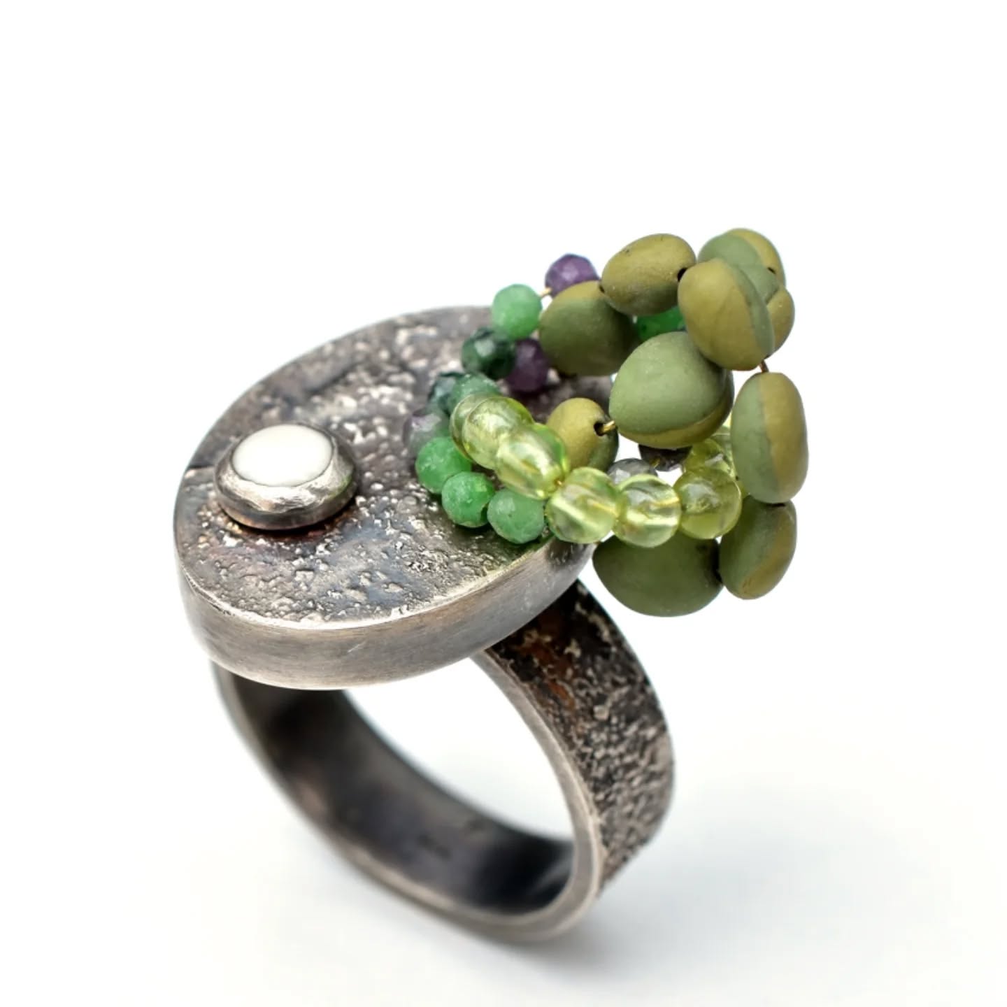Gerade wird für den Keramikmarkt Dresden an neuen Stücken gearbeitet, aber dieses hier ist schon fertig und wird am ersten Septemberwochenende auf jeden Fall mit dabei sein.
Ring mit Porzellan, Silber, Peridot und Rubizuisit
@keramikmarkt_dresden
#Porzellanschmuck #zeitgenössischerschmuck #schmuck #statementring #ring #elementarisbypfefferkorn #jewellery #jewelry #contemporaryjewellery