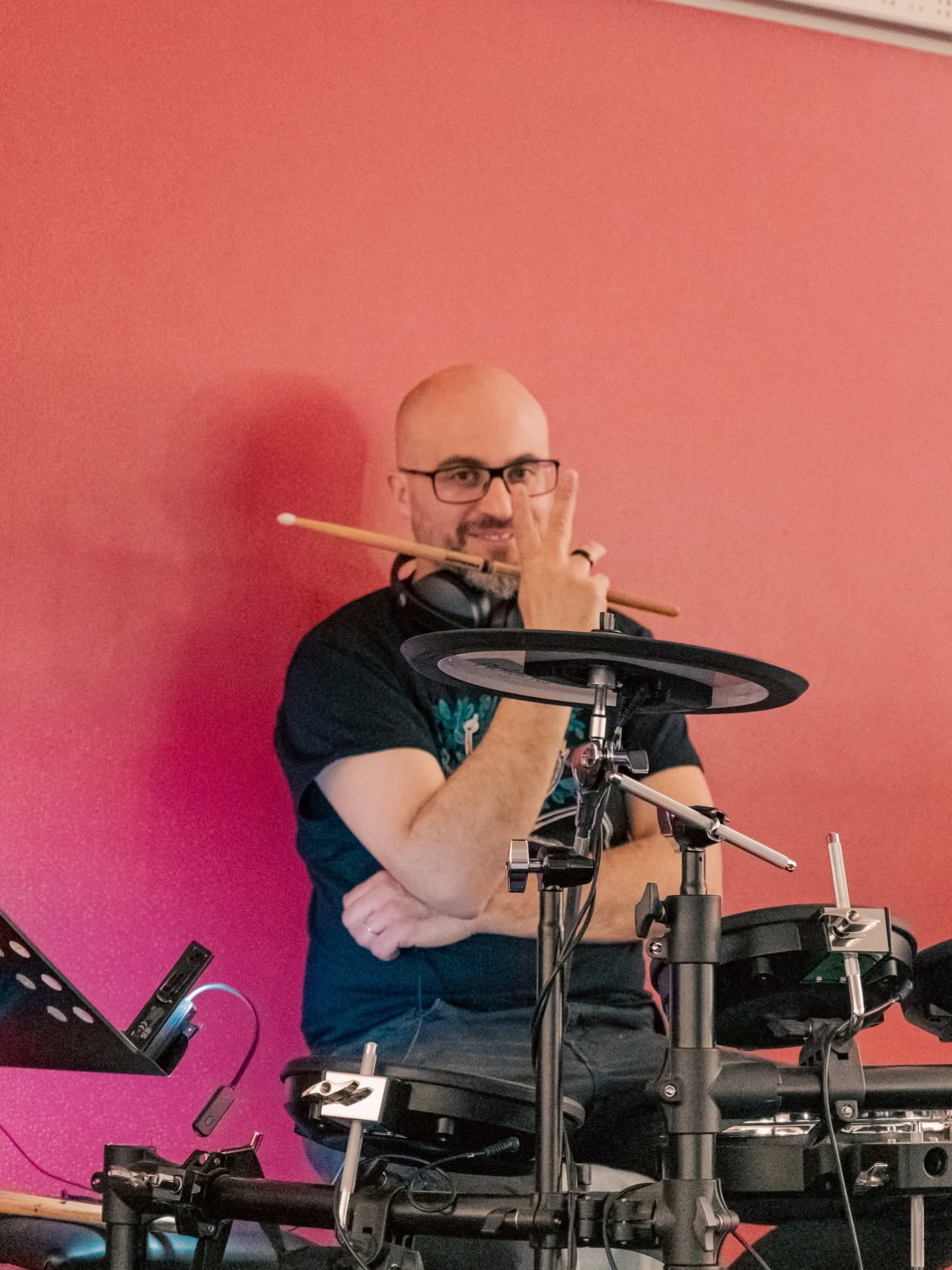 Buon compleanno Alessandro Navarra! 🥁💥
Fondatore, batterista, talent scout, motivatore... e chi più ne ha, più ne metta. Uno dei cuori pulsanti della Mangrovia fin dall’inizio, anche se ora è "in trasferta" da circa un anno, la sua energia continua a risuonare forte nelle nostre vene teatrali.
Oggi gli facciamo i nostri più grandi auguri: grazie Ale per quello che sei stato, che sei e che continui a rappresentare per la nostra compagnia! 💚
#lamangrovia #CuorePulsante #CompagniaTeatrale #Pime