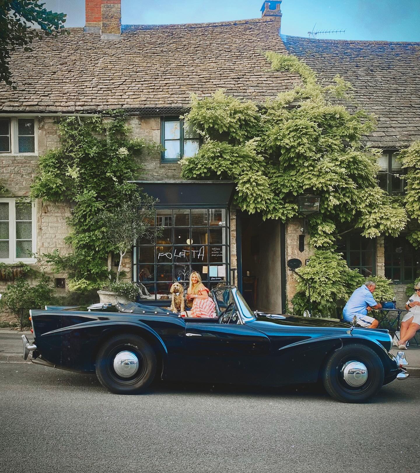 Some things just get better with time—our wine and this Daimler🍷 🖤Excited to host Stow Music Fundraiser event this Friday, come along #DaimlerSP250 #V8 #Cotswolds #daimlerdart #wine #cafe #bar