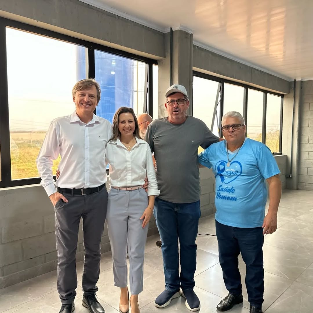 🌟 Inauguração da Empresa Brilho Festa em Itaquiraí! 🎉
Estamos orgulhosos de presenciar um marco histórico para a indústria de velas na América Latina, com a maior fábrica instalada em nossa querida Itaquiraí/MS. 
O evento contou com a presença  do nosso Diretor do SINDMASSA MS (Sindicato Intermunicipal dos Empregados Vinculados nas Indústrias de Fabricação de Massa Alimentícias, Biscoitos, Macarrão, Panificação, Confeitaria, Laticinios, Frigorificos Abatedores de Bovinos, Suínos, Levinos, Aves, Carnes e Produtos Derivados e Trabalhadores nas Indústrias de Alimentação do Estado de MS), Sr. Silvanei Cardim @carequinhacardim (Carequinha). Sua participação reforça a importância da nova indústria para o setor produtivo estadual e simboliza o apoio sindical ao empreendedorismo que gera empregos, renda e move a economia de nossa região e representa um impulso significativo para o desenvolvimento econômico da região.
A Brilho Festa representa um capítulo importante na expansão de Itaquiraí, que se consolida como um polo de crescimento regional. Parabenizamos o proprietário Marcelo Gulgielmin e sua Esposa Carla Gulgielmin e equipe de Trabalhadores e trabalhadoras da Empresa, pelo empenho e visão inovadora que resultaram nesse grande empreendimento. 💡✨
Além do Diretor Silvanei Cardim, estiveram presentes representando a Câmara de Vereadores do Município de Itaquiraí/MS os ilustres: Careca, Luiz Carlos, Cireo do Táxi, Maria da Bello, Ariadne Gheller, Márcia Filipus e Zuza.
Que esta inauguração seja apenas o começo de um futuro brilhante e próspero para todos os envolvidos! 💪🏼
#Inauguração #BrilhoFesta #SINDMASSAMS #DesenvolvimentoLocal #Itaquiraí #Indústria #Inovação
@sindmassams
@carequinhacardim
@ariadnegheller1
@brilhofesta
@mgulgielmin
@carlagulgielmin
@vereador_zuza1
@vereadora.marciafilipus
@luizcarlosmg1
@ariadnegheller1
@carecaprado
@cicerocamilodarocha
@maria_da_bello