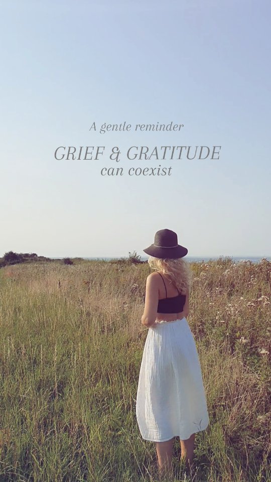 SORG OG TAKNEMMELIGHED i kroppen kan sagtens føles på samme tid – og er ofte en indikator på, at en ny udvikling eller et skifte er på vej i dig🌱
Det kan føles overvældende og hårdt, og det kræver noget ekstra af dig.
Hvis du ønsker at blive klogere, må du identificere, hvad der ligger bag dine følelser – og give dig selv lov til at føle.
Vær i det, der kommer, og giv plads til det, der kræver din opmærksomhed. Lyt til, hvad krop og sjæl vil fortælle dig.
Er der et kald, du har lagt låg på, noget, du ikke har givet dig selv, eller en sorg, du ikke har tilladt dig selv at føle?
EN KÆRLIG REMINDER
Kærlighed eksisterer ikke uden sorg … elsk alligevel, lev alligevel. 🌱🤍