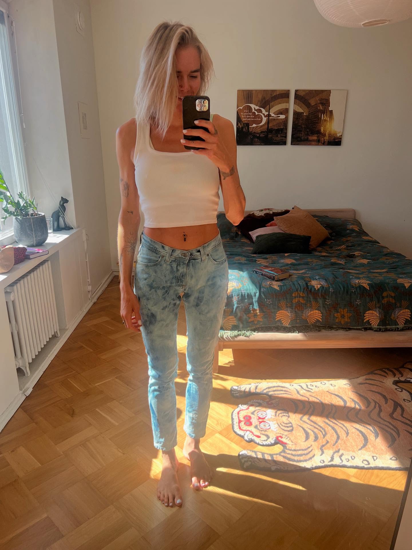 Ootteko vaalentaneet farkkuja? đ MĂ€ otin yhdet mun vĂ€hĂ€n kĂ€yttĂ€mĂ€ttĂ€ jÀÀneet farkut testiin ja lĂ€hdin vaalentelemaan niitĂ€ kloriitin ja veden sekoituksessa (purkissa ohje) oon antanut niiden olla ja lillua. Ja sit pesukoneeseen vie.
Utelias kokeiluni ei oo vie ihan maalissa. Oon nyt vetĂ€nyt kaksi kiekkaa. TĂ€nÀÀn alko kolmas, koska niin kuin nĂ€ette kuvista farkut on vie liian tĂ€plikkÀÀt. Eli pöksyt lilluu taas. đ
OSAISITTEKO AUTTAA? Miten saan nĂ€mĂ€ tasaisemmiksi? Onko sulla omia onnistuneita tai epĂ€onnisia kokeiluja? Kaikki parhaat vinkit kehiin, jakoon mulle ja muille. đđ
Ja jos sĂ€ innostut samasta, muista: Suojaa kĂ€tesi muovihanskoilla! Varo myös ettei kloriitti vesi lennĂ€ muille vaatteillesi, sillĂ€ vĂ€rit irtoaa kyllĂ€ tehokkaasti myös silloin kun ei halua. đŹ
P.s TĂ€nÀÀn KANNATTAA lukea uusi uutiskirje Muruset, jossa on seuraajani omakohtainen kokemus. đ. Se saapui teille otsikolla: âTajusin, etten halunnut miestĂ€niâ.
#farkut #vaalentaminen #vinkit #uusiokÀyttöÀ