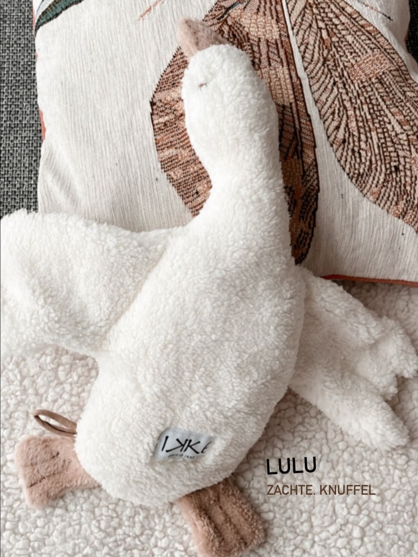 Zacht, lief en altijd klaar voor knuffels 🤍
Onze Mama Lulu (44 cm) is uitgevoerd in teddy wit met zachte teddy snavel en pootjes. Het perfecte maatje voor de allerkleinsten – een knuffel die troost, gezelschap en gezelligheid brengt.
✨ Verkrijgbaar in de webshop!
#studioikke #mamalulu #luluknuffel #kraamcadeau #babyshowergift #handgemaakt #zacht #mamaenmini #liefscadeau #knuffelvriendje #utrecht #duurzaamspeelgoed #speelgoed #baby #knuffels