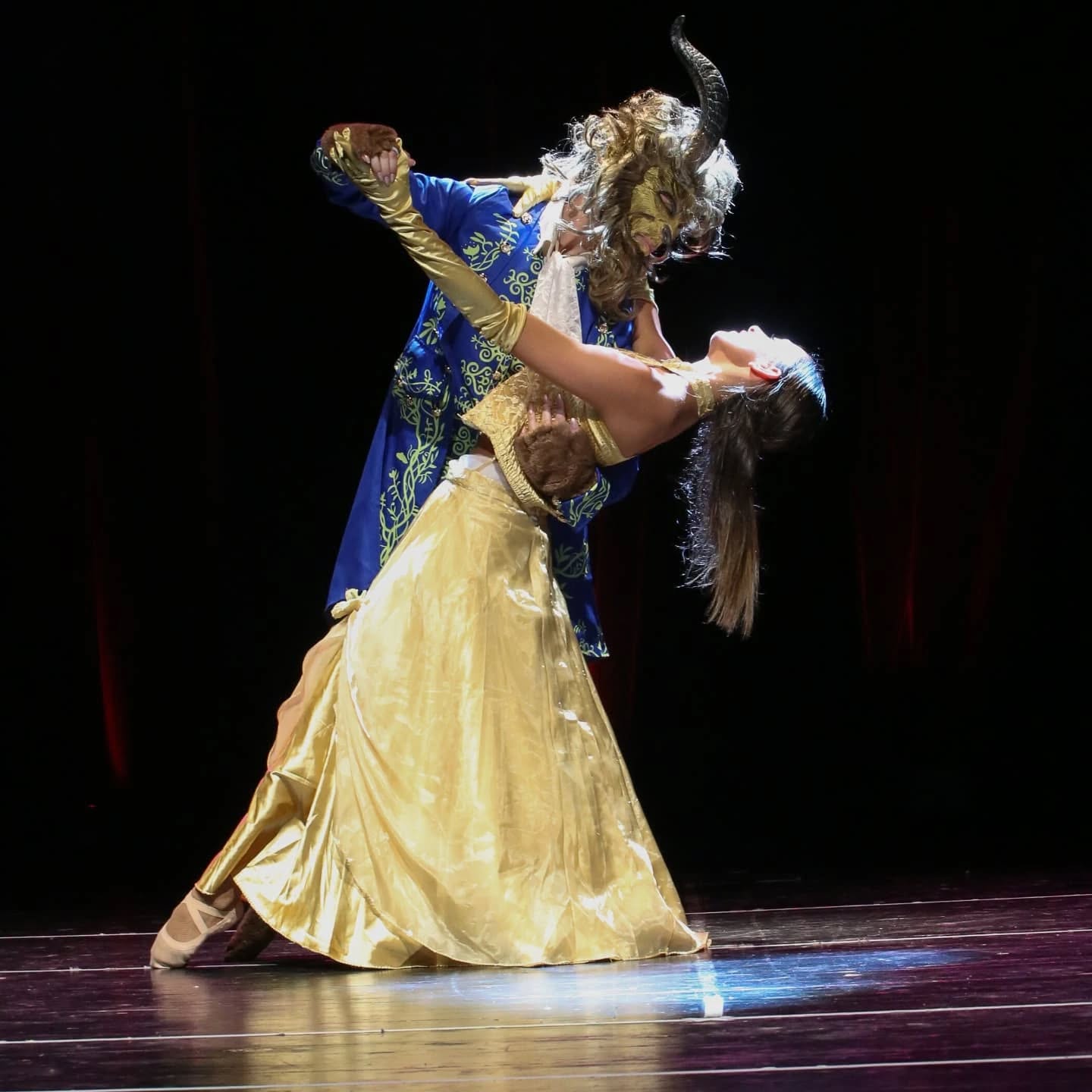 Retour en images sur ✨La Belle et la Bête✨🌹by Dance Attitude.
Un moment magique avec tous nos élèves, mêlant groupes, styles et niveaux autour d'une même histoire 📖
"L'amour véritable voit au-delà des apparences." ✨
.
.
.
#spectacle #spectacledanse #labelleetlabete #danse #danceislife
#dancelover #disneylove
#septemeslesvallons #lespennesmirabeau #spectacle2025