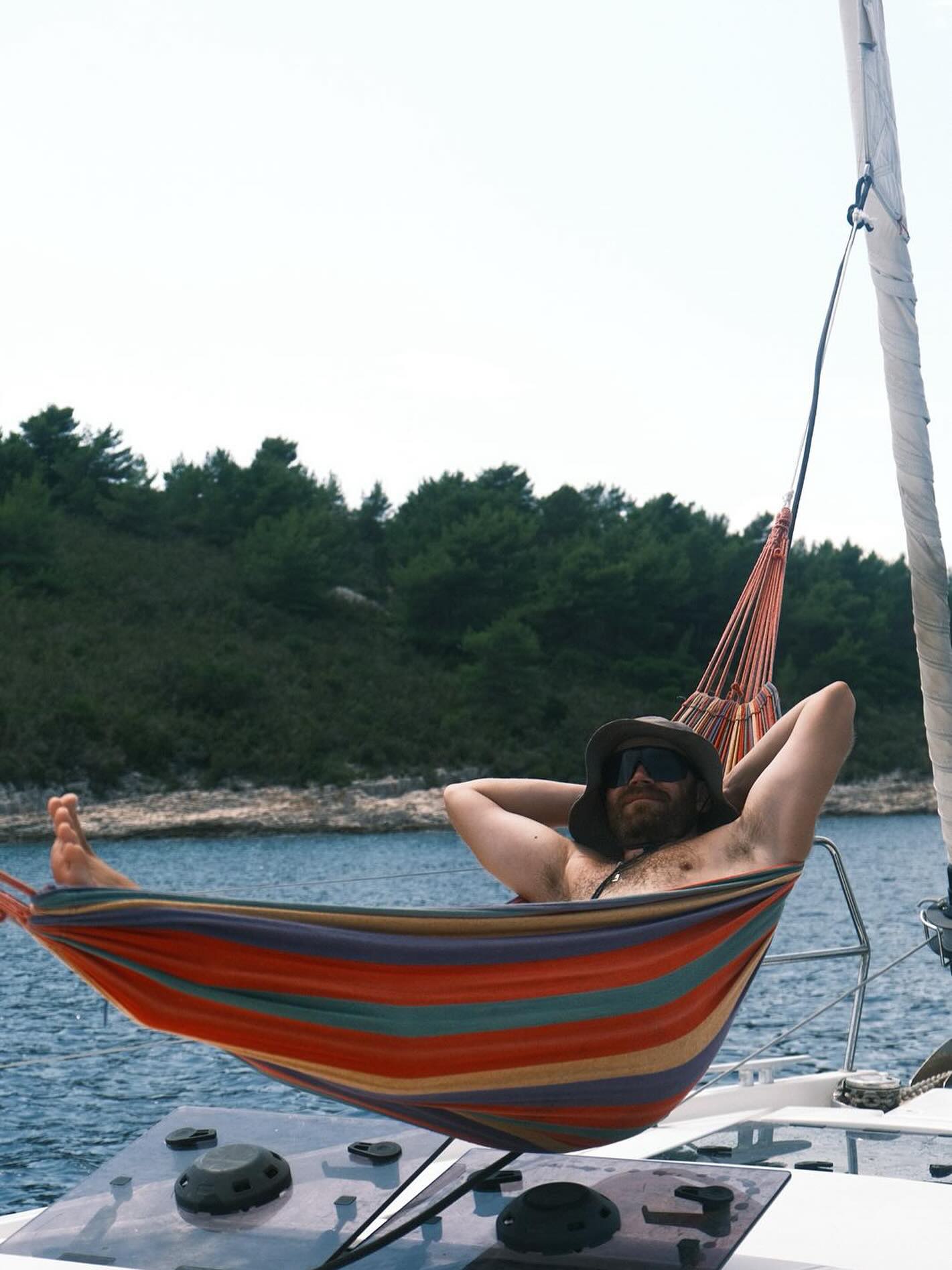 Skipper’s cabin? No thanks, it’s hammock time 🫸🏻