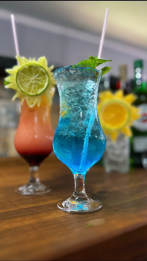 🍹 Um brinde ao sabor!
Nossos drinks tropicais foram preparados para trazer frescor e harmonizar perfeitamente com o seu churrasco 🔥