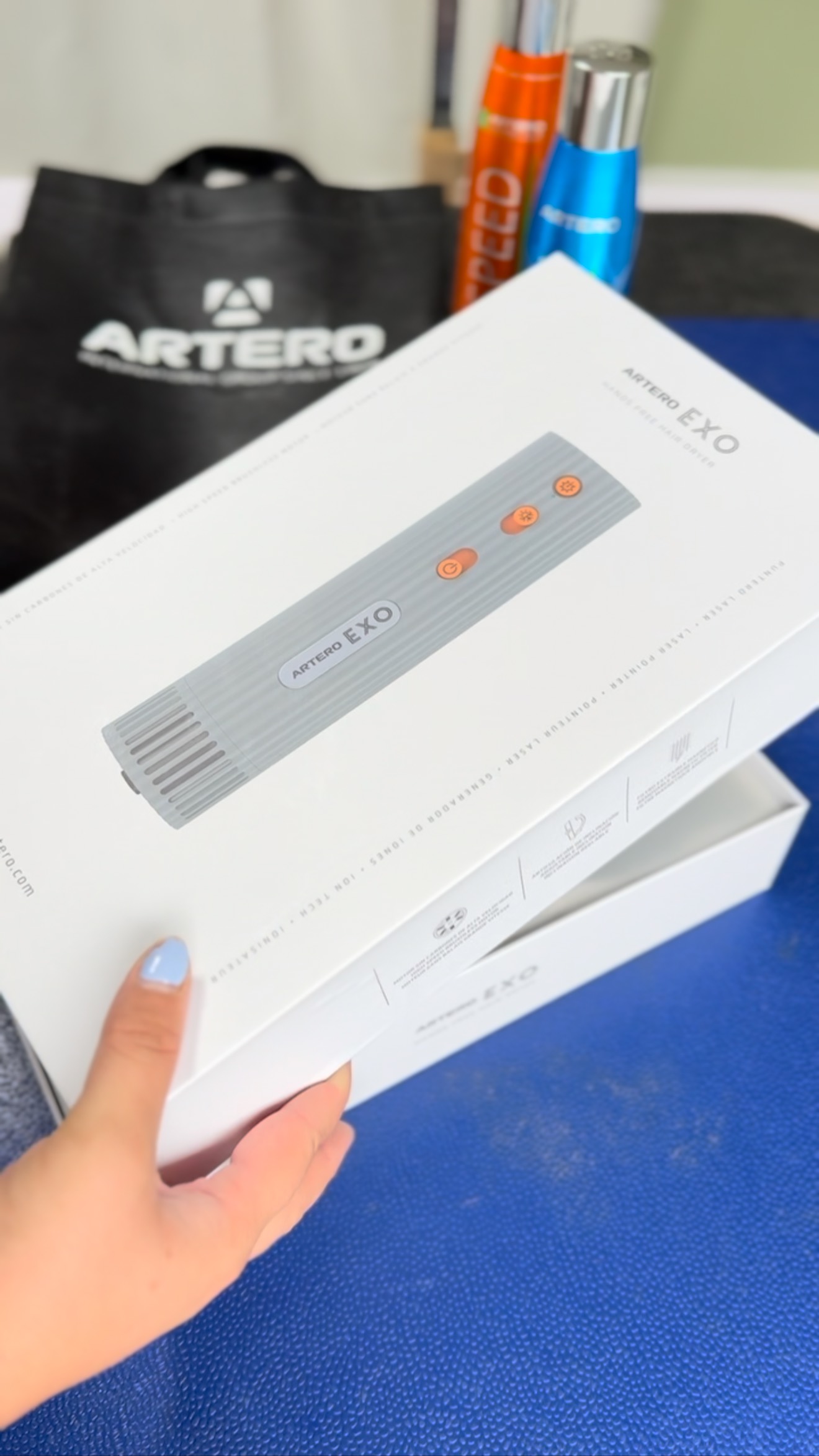 @artero.petcare.us making my job easier! Hands free drying helps you not only brush those hard to reach areas when fluff drying, but this dryer is ultralight and quiet! 🤫 Plus just look at that SHINE it creates with the negative ions. A must have for any professional, or dedicated pet parent.
I was so glad I got to try it out this week @superzooshow and I knew I couldn’t go home without it! 🥳
Many thanks to the two best doggy models @two.big.red.dogs 🫶 Vincent and Clifford are such a joy to have in the shop!
#irishsetterlove #irishsetter #arteroexo #groomersofinstagram #superzoo #akc #musthave