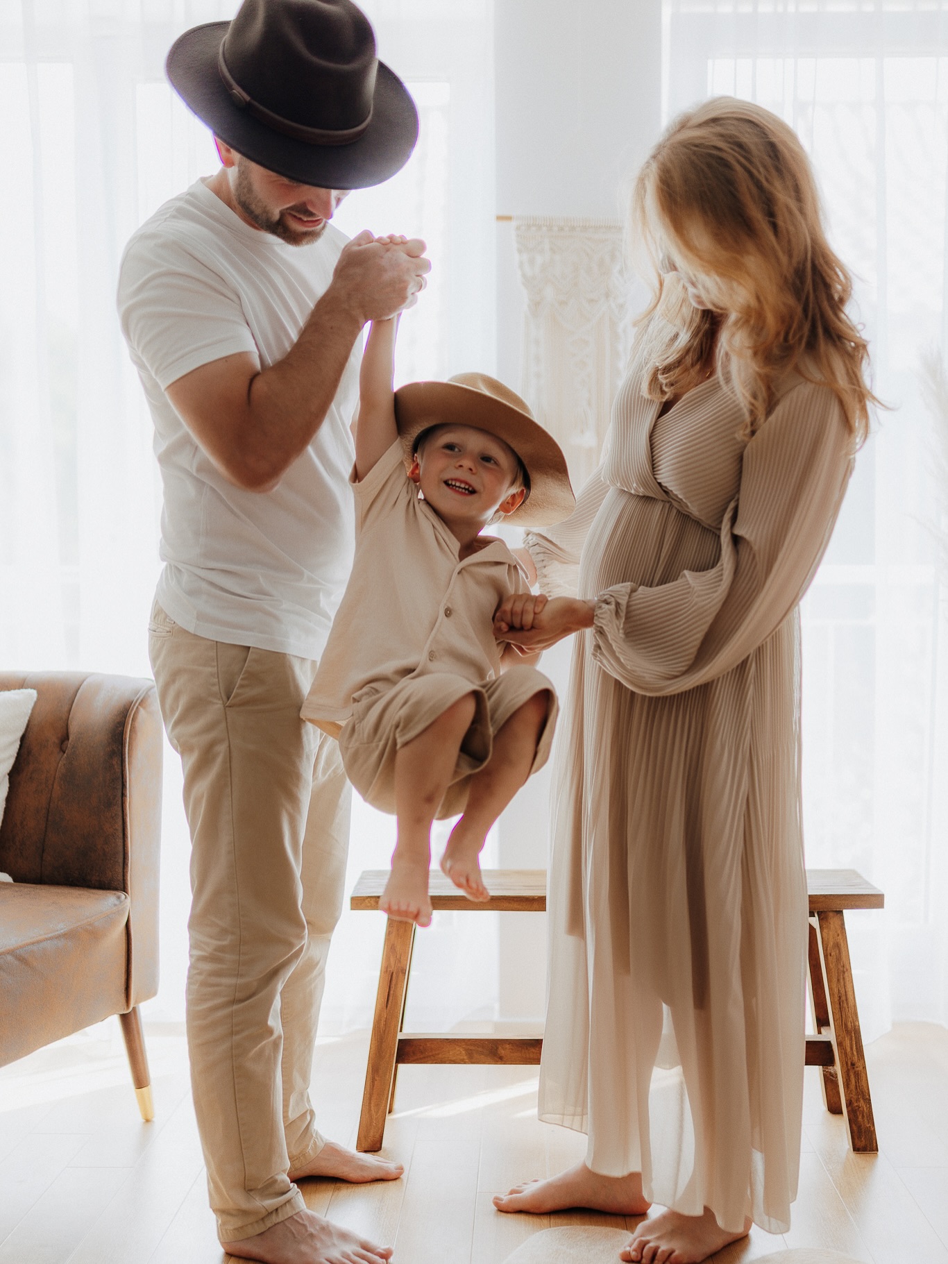 Kennst du das auch?
Eltern haben Angst, dass ihre Kinder beim Shooting nicht mitmachen.
Oder glauben, sie müssten sich wochenlang vorbereiten:
Outfits kaufen, Kinder auf „Fototauglich“ trimmen, alles perfekt machen.
Die Wahrheit? Brauchst du alles nicht.
Deine Familie ist schon perfekt so, wie sie ist. Ich helfe dir mit Outfit-Tipps, wir besprechen vorher, was dir wichtig ist – und wenn dein Kind zwischendurch lieber auf meiner Holzbank rumturnt, ist das genau der Moment, den ich einfange.
Viele Eltern sagen mir vor dem Shooting:
„Was, wenn mein Kind nicht stillhält? Wenn es gar keine Lust hat?“
Meine Antwort: Perfekt! Genau das macht die schönsten Bilder aus!
Bei mir dürfen Kinder springen, lachen, auch mal bocken.
Es geht nicht darum, dass sie „funktionieren“ – sondern darum, dass sie echt sind.
Und das Beste: Ihr müsst euch um nichts kümmern. Ich leite euch durch das Shooting, halte die Momente fest, die ihr selbst nie einfangen könntet – und am Ende habt ihr Bilder, die nach Leben aussehen.
Also: Keine Angst vor Chaos. Genau daraus entstehen die wertvollsten Erinnerungen.
Was hält dich noch davon ab, ein Shooting zu buchen?
Lass es mich gerne wissen, bestimmt finden wir eine passende Lösung!
Ich freue mich, von dir zu hören…🤎
#familienfotografie #elternsein #kinderfotografie #familienmomente #authentischefotografie #jessicakleebergfotografie #echteerinnerungen
#fotografinhamburg
TAGESLICHTSTUDIO
HAMBURG
FAMILIENFOTOGRAFIN